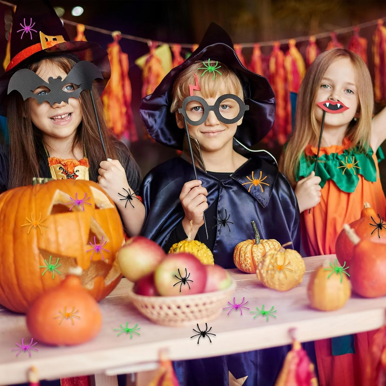 100 Stück Halloween Spinnen Deko - Halloween realistische Spinnen mit 5 Farben, Kunststoff kleine gefälschte Spinne Spielzeug Terror lustige Prank Requisiten für Halloween Party Dekorationen - Image 4