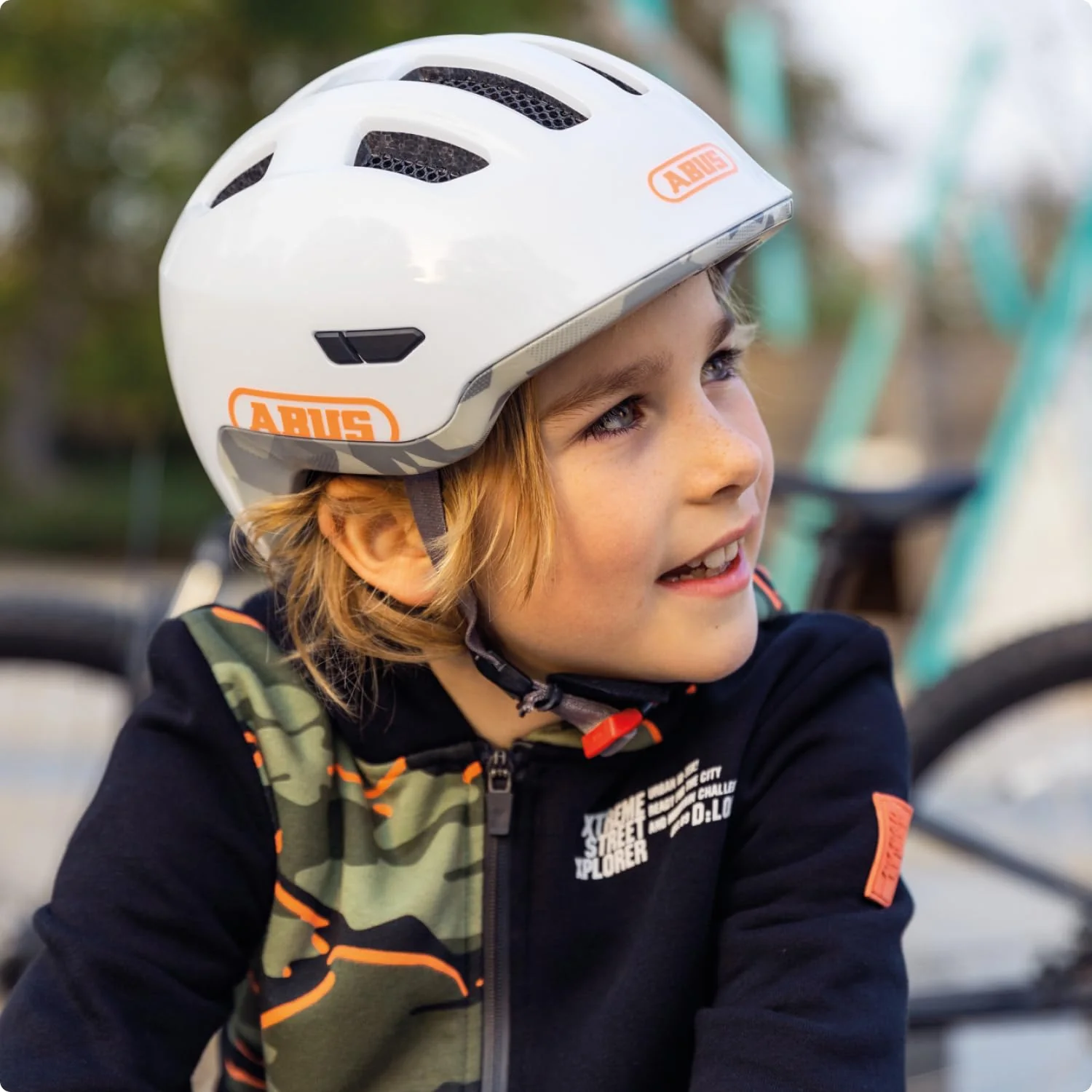 ABUS Kinderhelm Smiley 3.0 LED - Fahrradhelm mit Licht - tiefe Passform & Platz für einen Zopf - für Mädchen und Jungs - Rosa mit Erdbeer-Muster, Größe M - Image 2