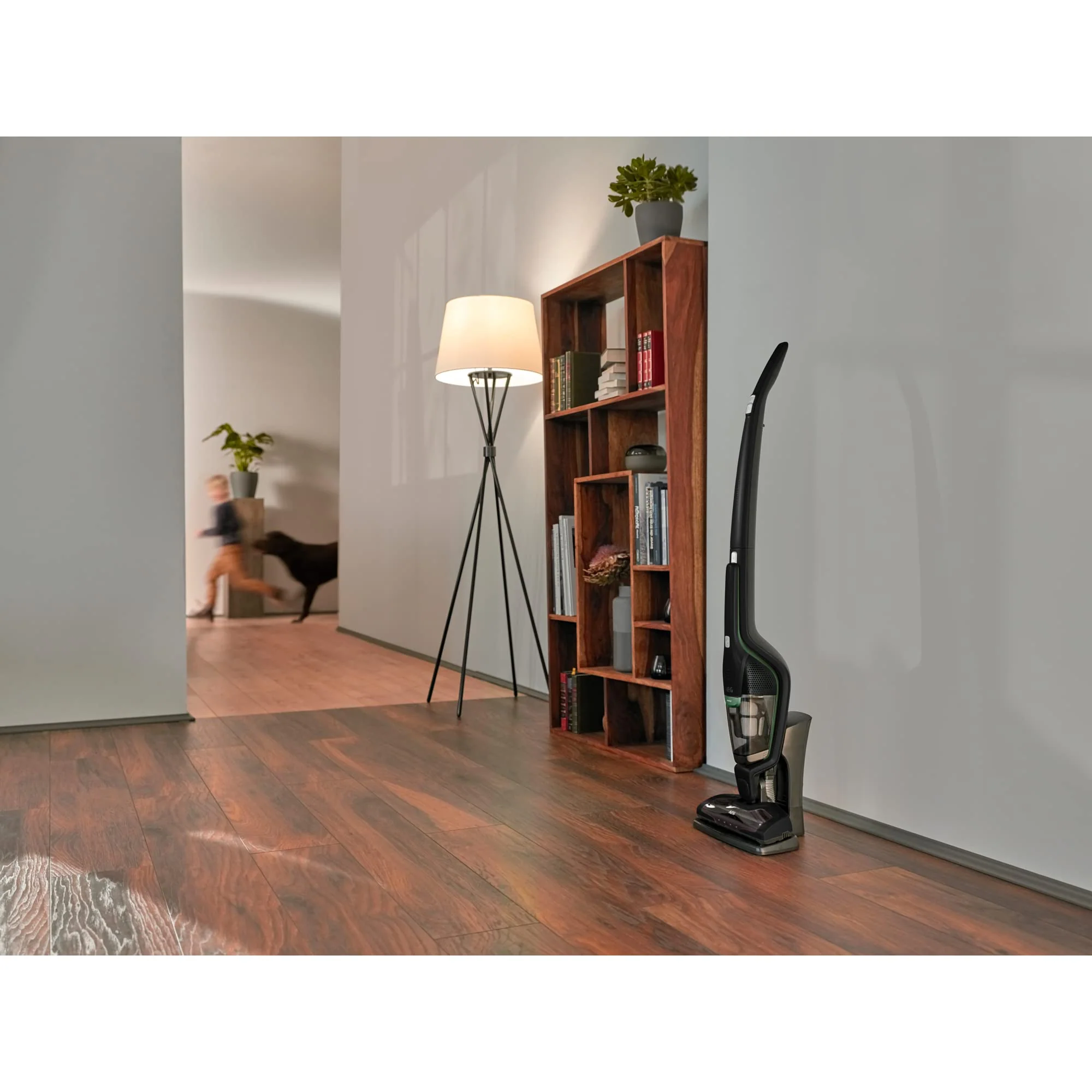 AEG Ergorapido CX7-2-45MÖ 2in1 Akku Staubsauger/50% Recyclingmaterial/beutellos/bis zu 45 min Laufzeit/freistehend/180° Drehgelenk /Bürstenreinigungsfunktion/LED-Lichter/18.5W/ 0.5L/schwarz,grün - Image 3