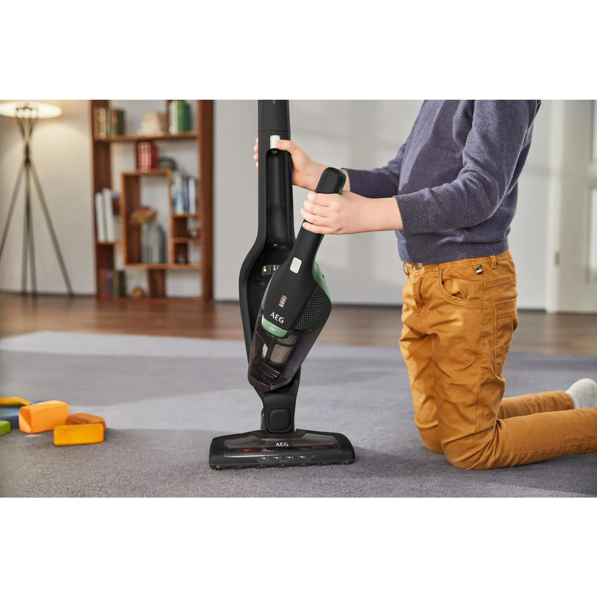 AEG Ergorapido CX7-2-45MÖ 2in1 Akku Staubsauger/50% Recyclingmaterial/beutellos/bis zu 45 min Laufzeit/freistehend/180° Drehgelenk /Bürstenreinigungsfunktion/LED-Lichter/18.5W/ 0.5L/schwarz,grün - Image 8