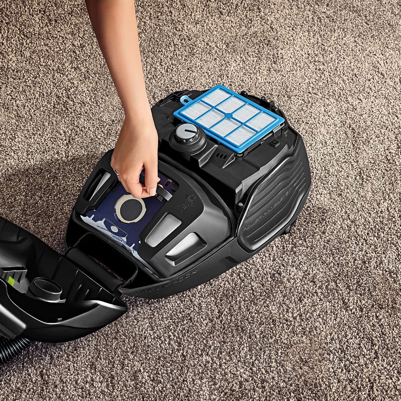 AEG VX6-2-ÖKOX Staubsauger mit Beutel / 60% Recyclingmaterial / Zusatzdüsen / Hart- und Teppichböden / 9 m Aktionsradius / ergonomischer Handgriff / 800 Watt / neue technische Version / schwarz, grün - Image 2