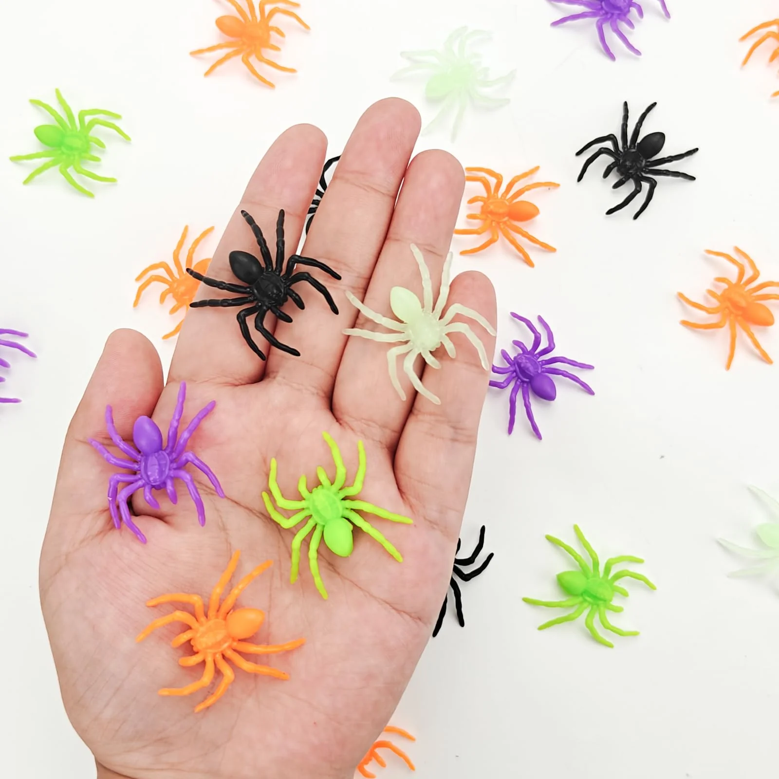 Affivia 150 Stück Plastik Spinnen Halloween Deko 3,3×3,5cm, 5 Farben Spinne Deko,Plastikspinne Klein,Grusel Plastikspinnen Halloween Streudeko Tischdeko, Scherzartikel Fake Spinnen für Helloween Party - Image 6