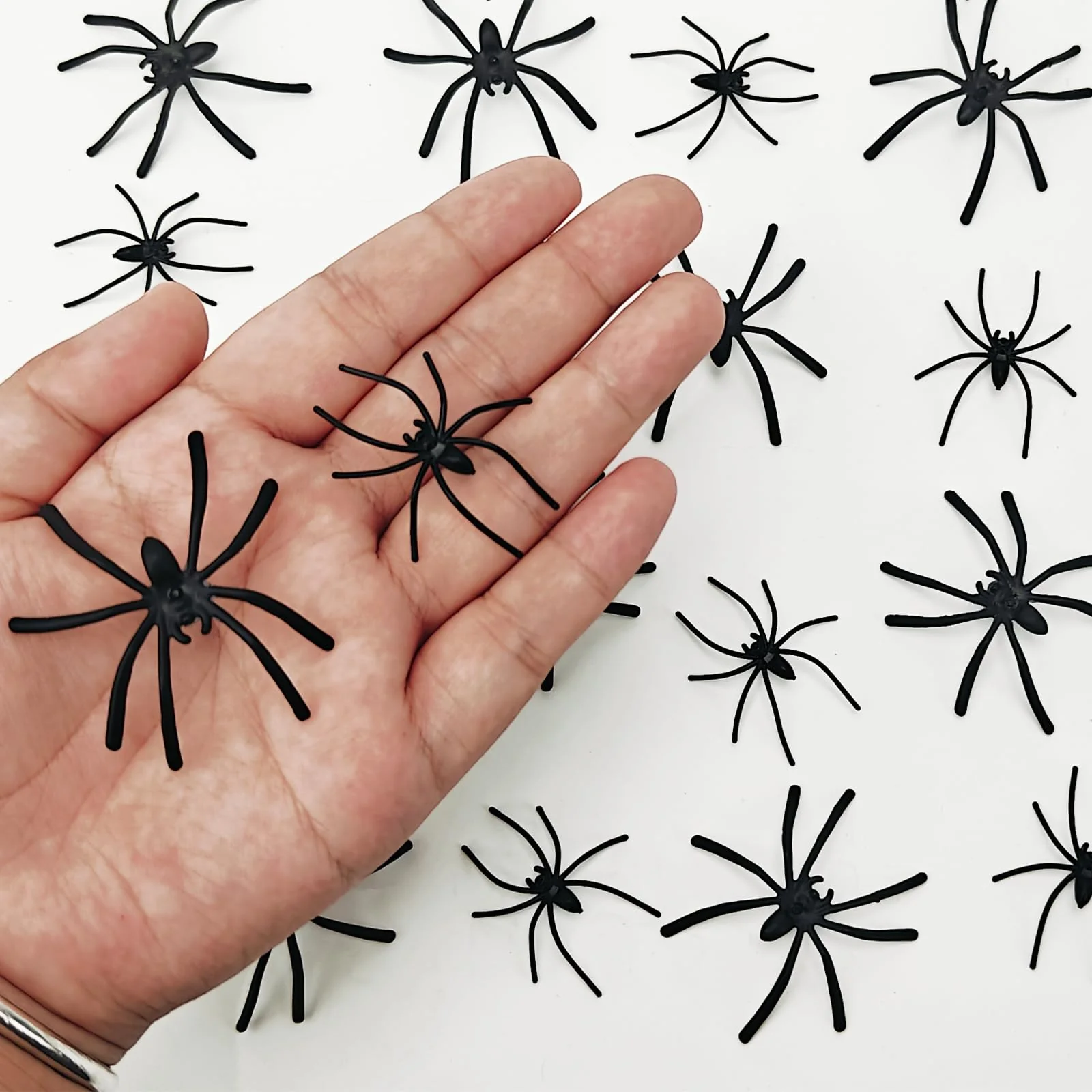 Affivia 2 Größen Plastik Spinnen Halloween Deko 3,5-5cm, 50 Stück Spinne Deko, Plastikspinne Klein, Grusel Plastikspinnen Halloween Streudeko Tischdeko, Scherzartikel Fake Spinnen für Helloween Party - Image 6