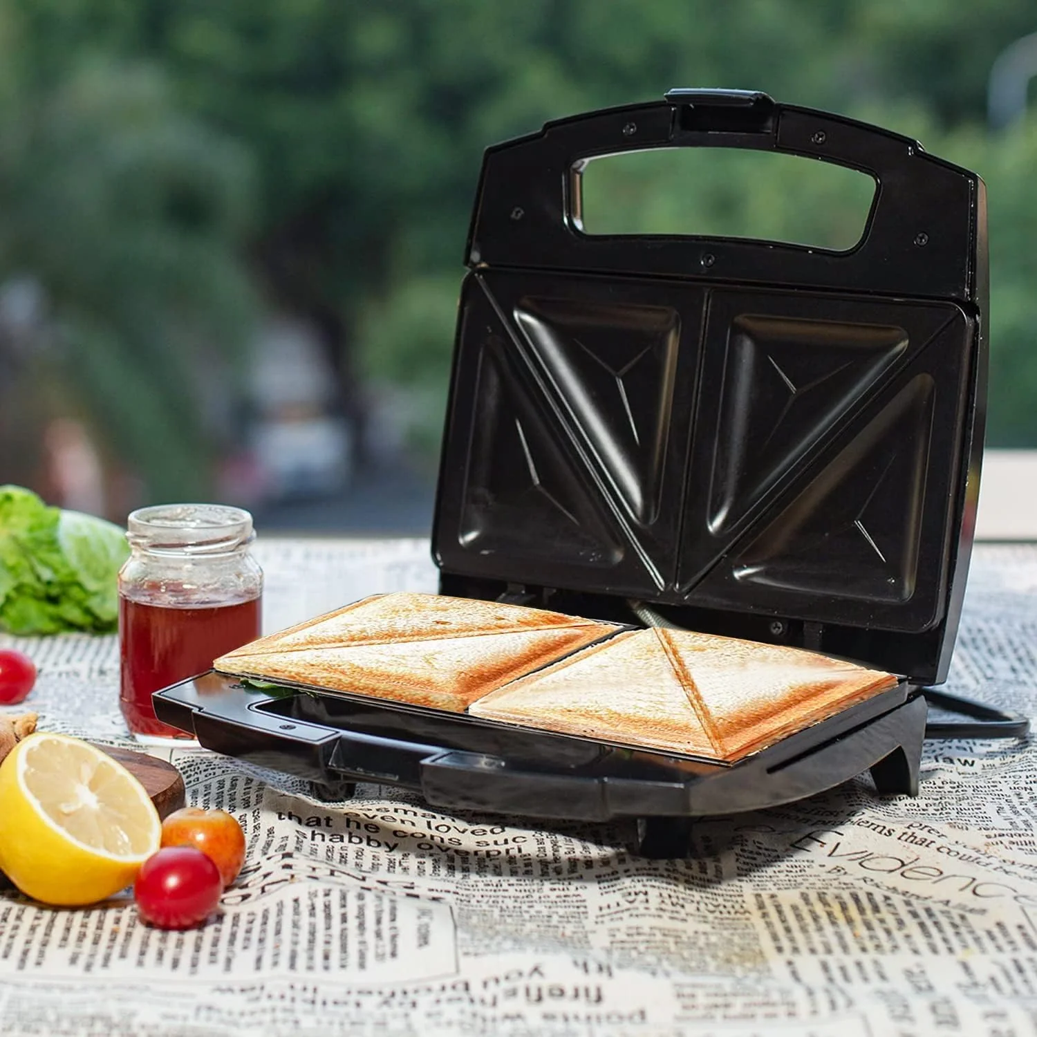 Aigostar Sandwichmaker für Dreieckige Sandwichtoasts, 800 W mit Antihaftbeschichtung, Doppelseitiges Backen bei Konstanter Temperatur, Vertikale Lagerung, Rutschfeste Füße, BPA-frei - Image 4