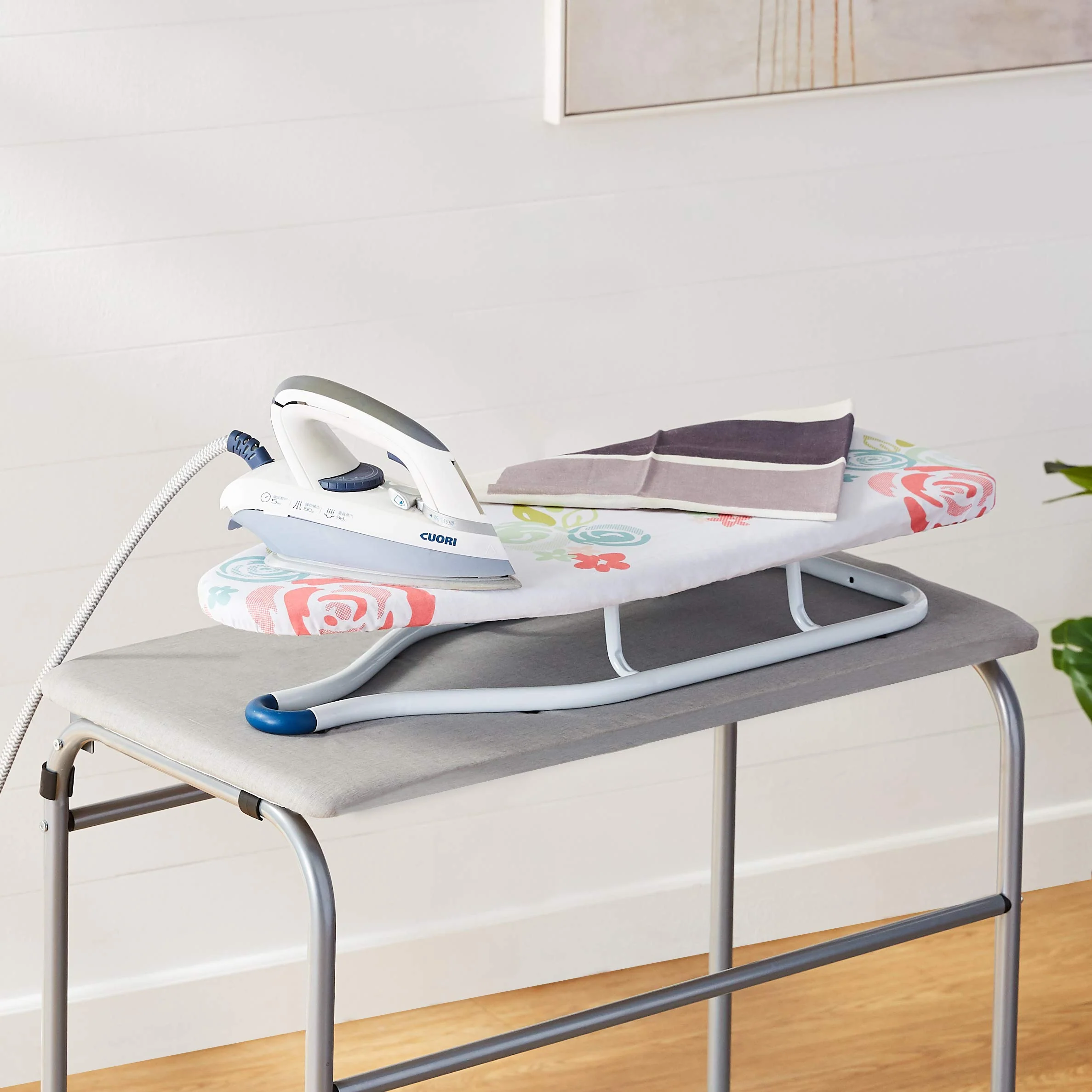 Amazon Basics – Tisch-Bügelbrett, 77 x 29 cm, Weiß, Geblümt - Image 6