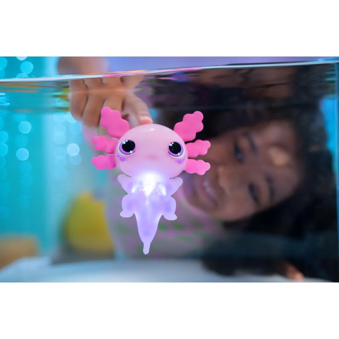 Animagic Let’s Glo Axolotl – Rosa, Elektronisches & Leuchtendes Haustier Kinder ab 4 Jahren, Sensorisches Spiel & Taktile Erfahrung, Dehnbarer Körper, Kuscheltier DASS Schwimmt & Leuchtet im Wasser - Image 2