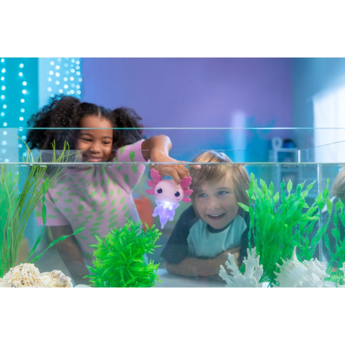 Animagic Let’s Glo Axolotl – Rosa, Elektronisches & Leuchtendes Haustier Kinder ab 4 Jahren, Sensorisches Spiel & Taktile Erfahrung, Dehnbarer Körper, Kuscheltier DASS Schwimmt & Leuchtet im Wasser - Image 4