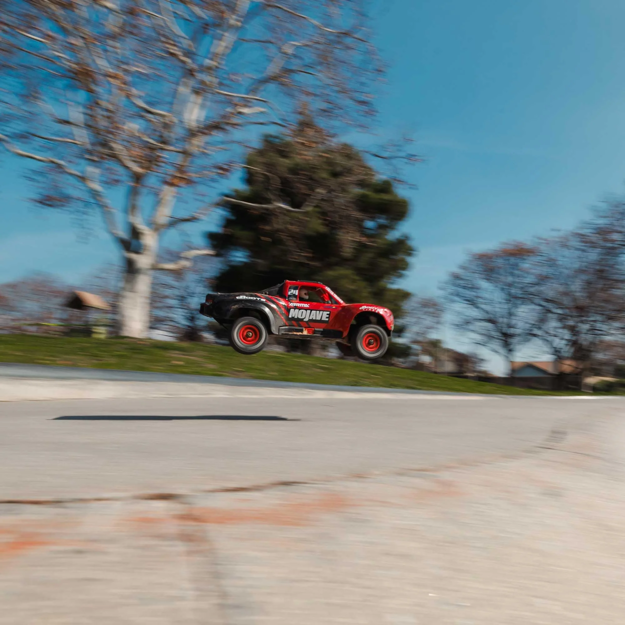 ARRMA Mojave Grom Ferngesteuertes Auto, RC Auto 1/18, Brushless Motor über 30 km/h, inkl. Akku und Zubehör, Rot-Schwarz, ARA2104T1 - Image 4