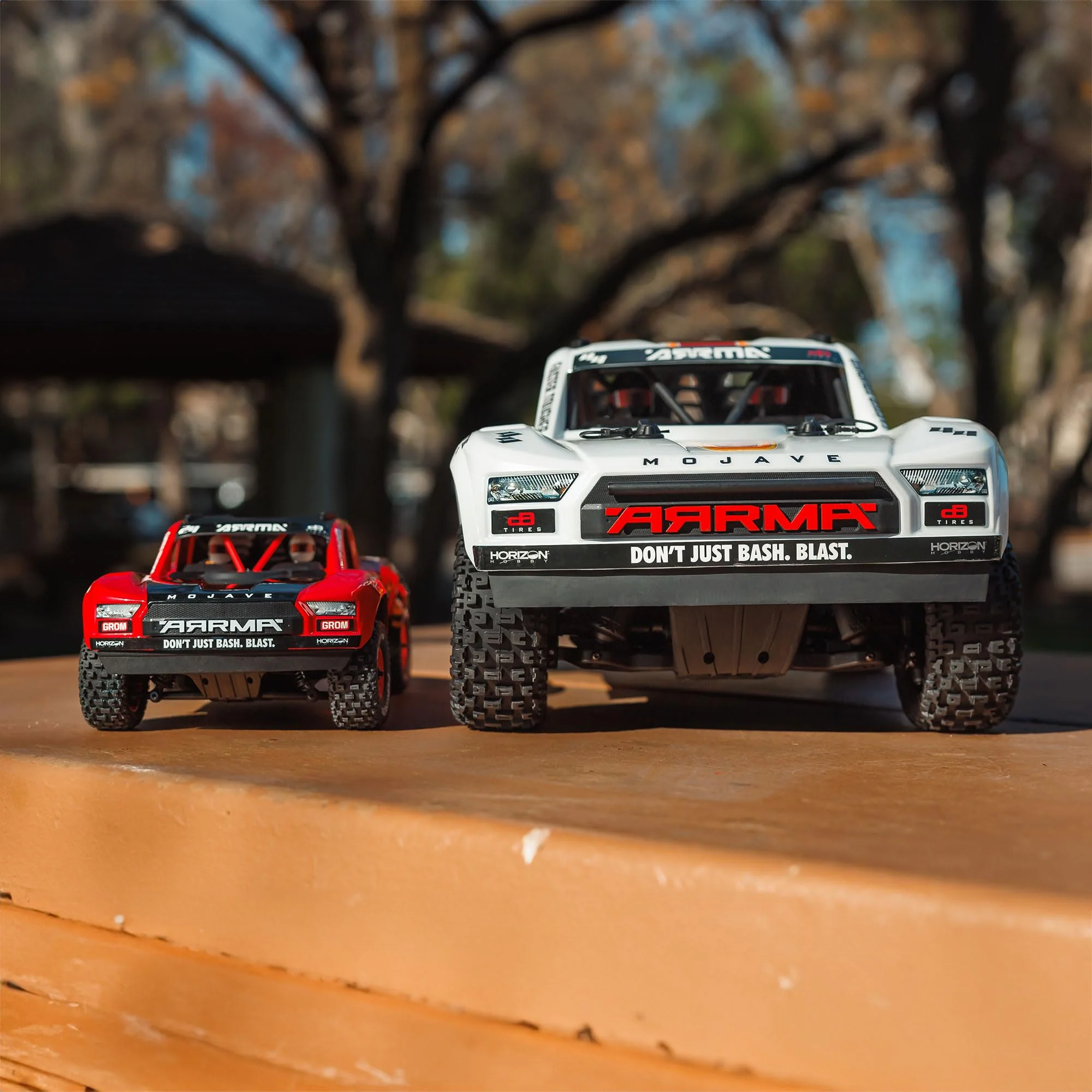 ARRMA Mojave Grom Ferngesteuertes Auto, RC Auto 1/18, Brushless Motor über 30 km/h, inkl. Akku und Zubehör, Rot-Schwarz, ARA2104T1 - Image 9