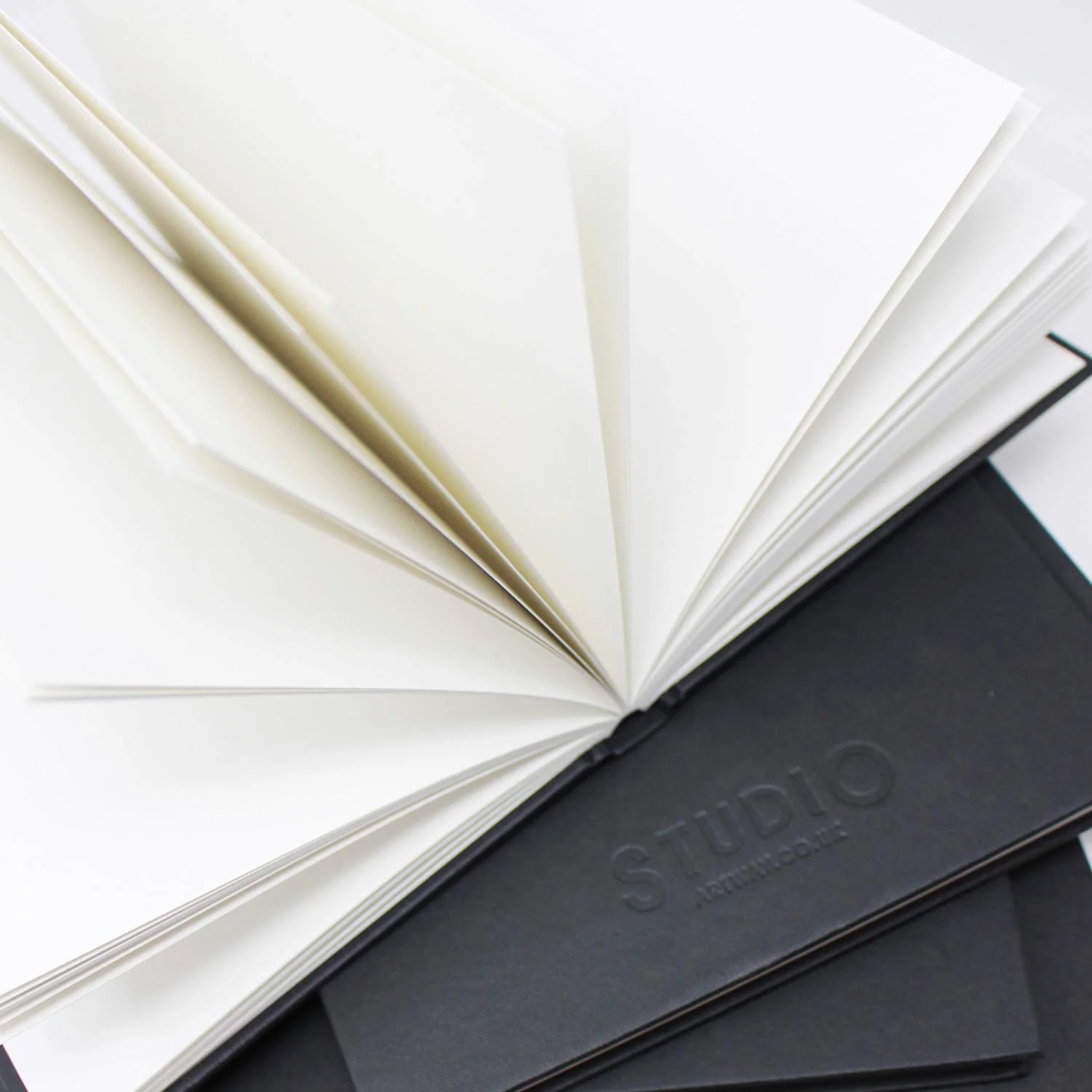 Artway Studio - Gebundenes A4-Skizzenbuch - Hochformat - 92 Seiten/46 Blätter aus 170 gsm Papier - Schwarzes Skizzenbuch mit festem Einband, Schwarz - Image 5