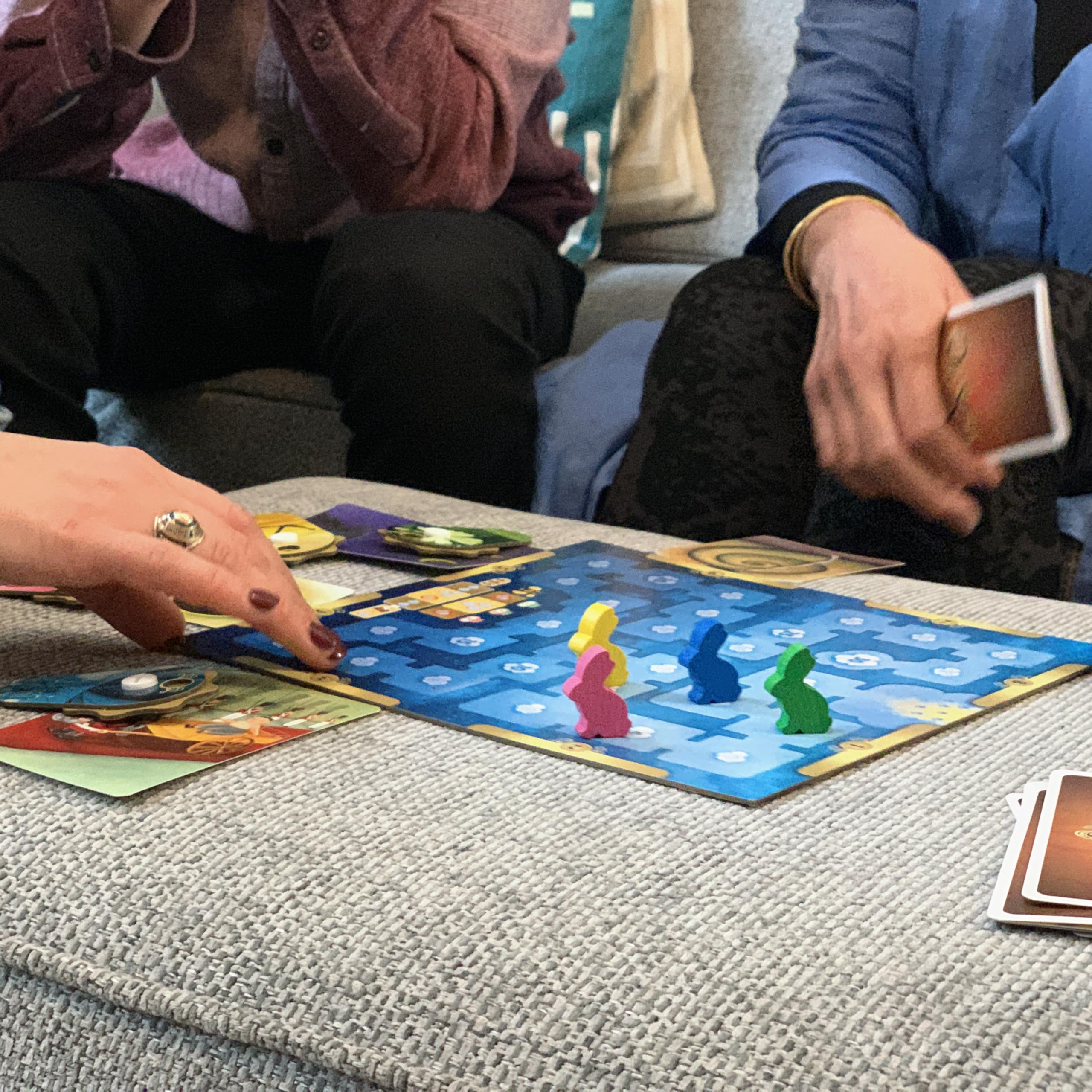 Asmodee, Dixit, DE-Version, Grundspiel, EIN Bild SAGT mehr als tausend Worte, Kreatives Familienspiel für 3-8 Spieler ab 8 Jahren, Spiel des Jahres 2010 mit 30 Minuten Spielzeit - Image 4