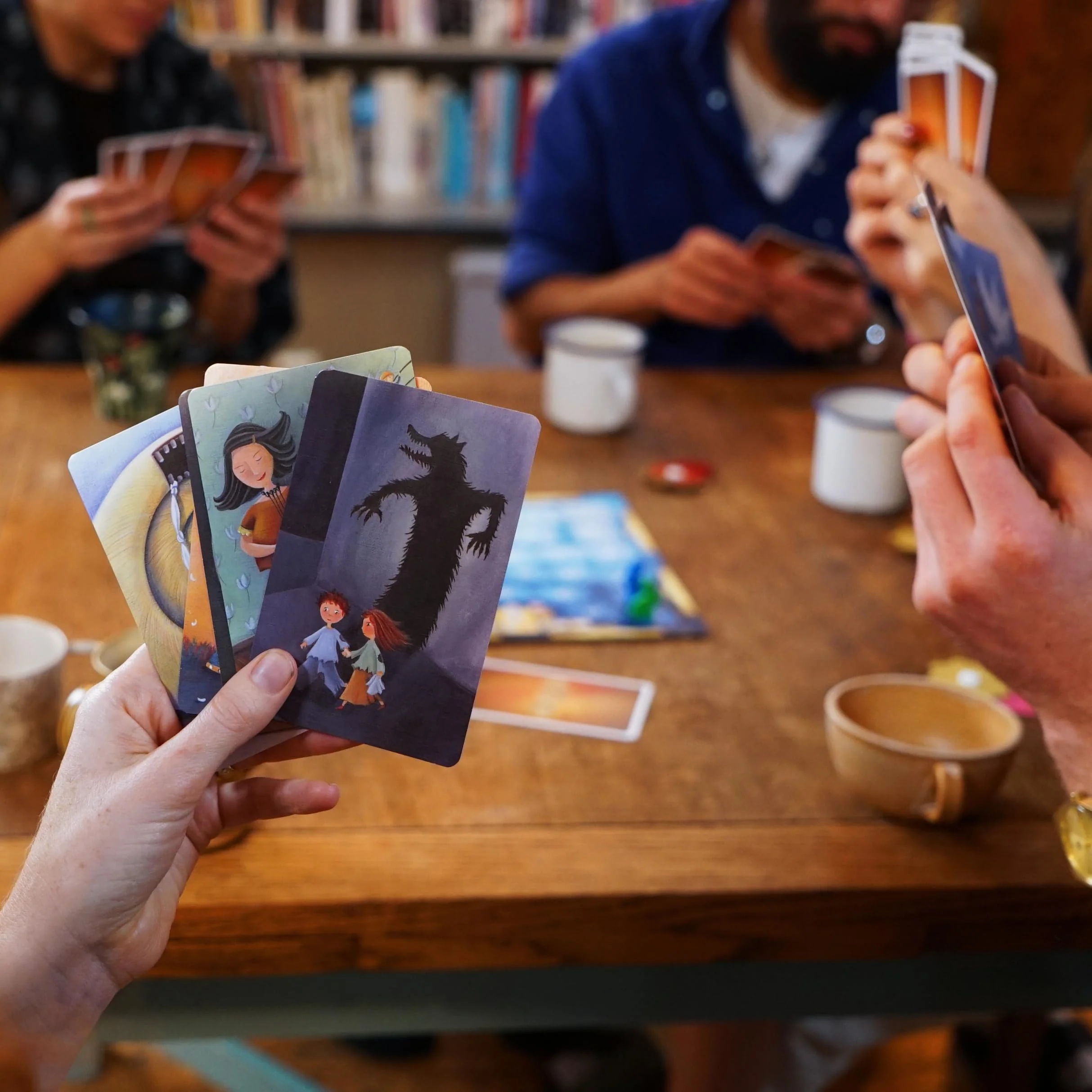 Asmodee, Dixit, DE-Version, Grundspiel, EIN Bild SAGT mehr als tausend Worte, Kreatives Familienspiel für 3-8 Spieler ab 8 Jahren, Spiel des Jahres 2010 mit 30 Minuten Spielzeit - Image 5