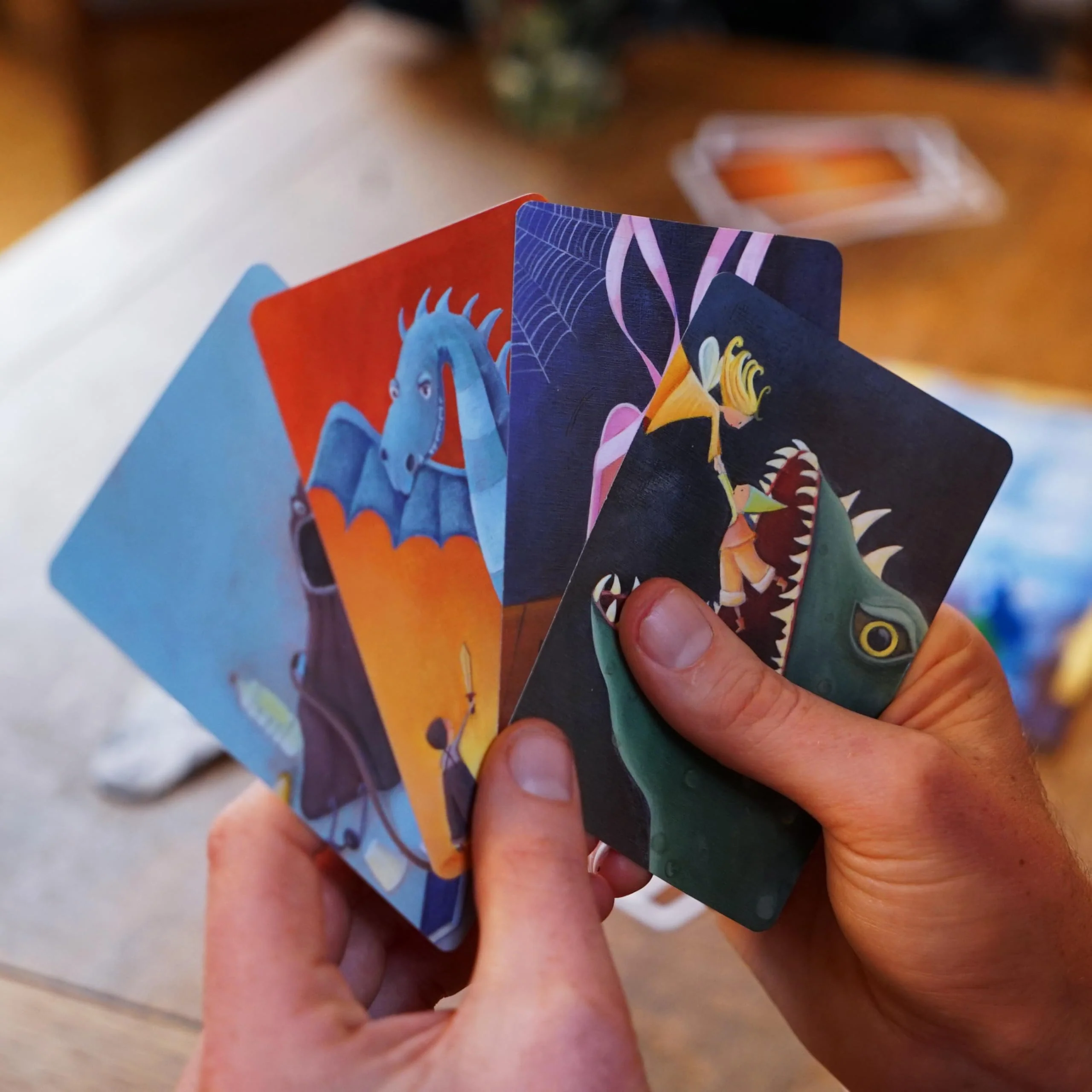 Asmodee, Dixit, DE-Version, Grundspiel, EIN Bild SAGT mehr als tausend Worte, Kreatives Familienspiel für 3-8 Spieler ab 8 Jahren, Spiel des Jahres 2010 mit 30 Minuten Spielzeit - Image 7