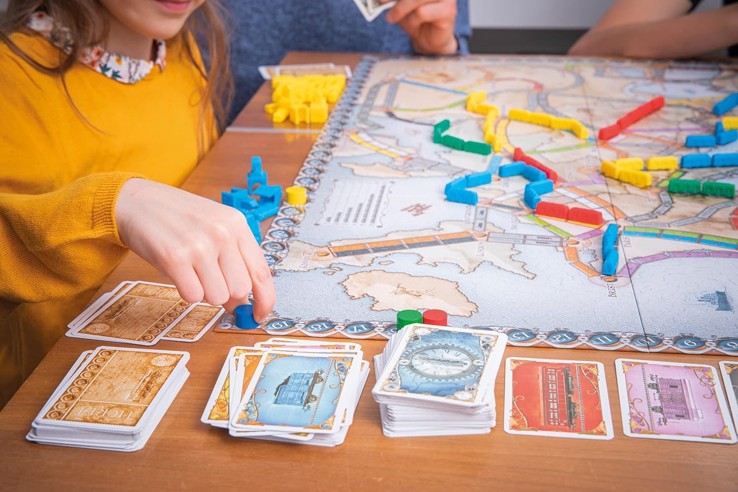 Asmodee, Zug um Zug – Europa, Days of Wonder, Grundspiel, Familienspiel, Brettspiel, 2-5 Spieler, ab 8+ Jahren, 30-60 Minuten, Deutsch - Image 4