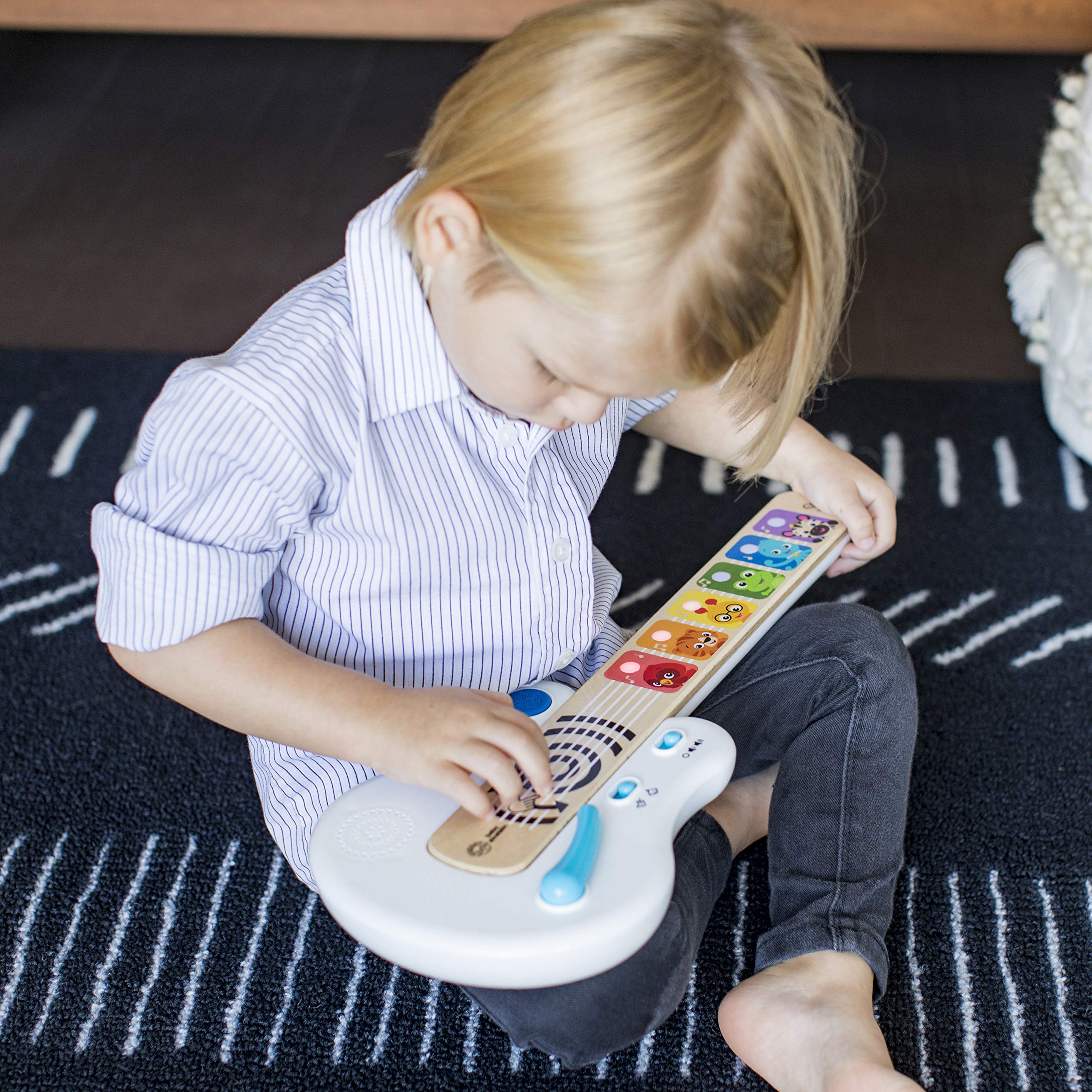 Baby Einstein, Hape, Strum Along Songs Magic Touch Holzspielzeug, Musikspielzeug Gitarre aus Holz, Elektronische Musikinstrumente, Aktivität und Sensorisches Spielzeug für Kinder, ab 6 Monaten - Image 12