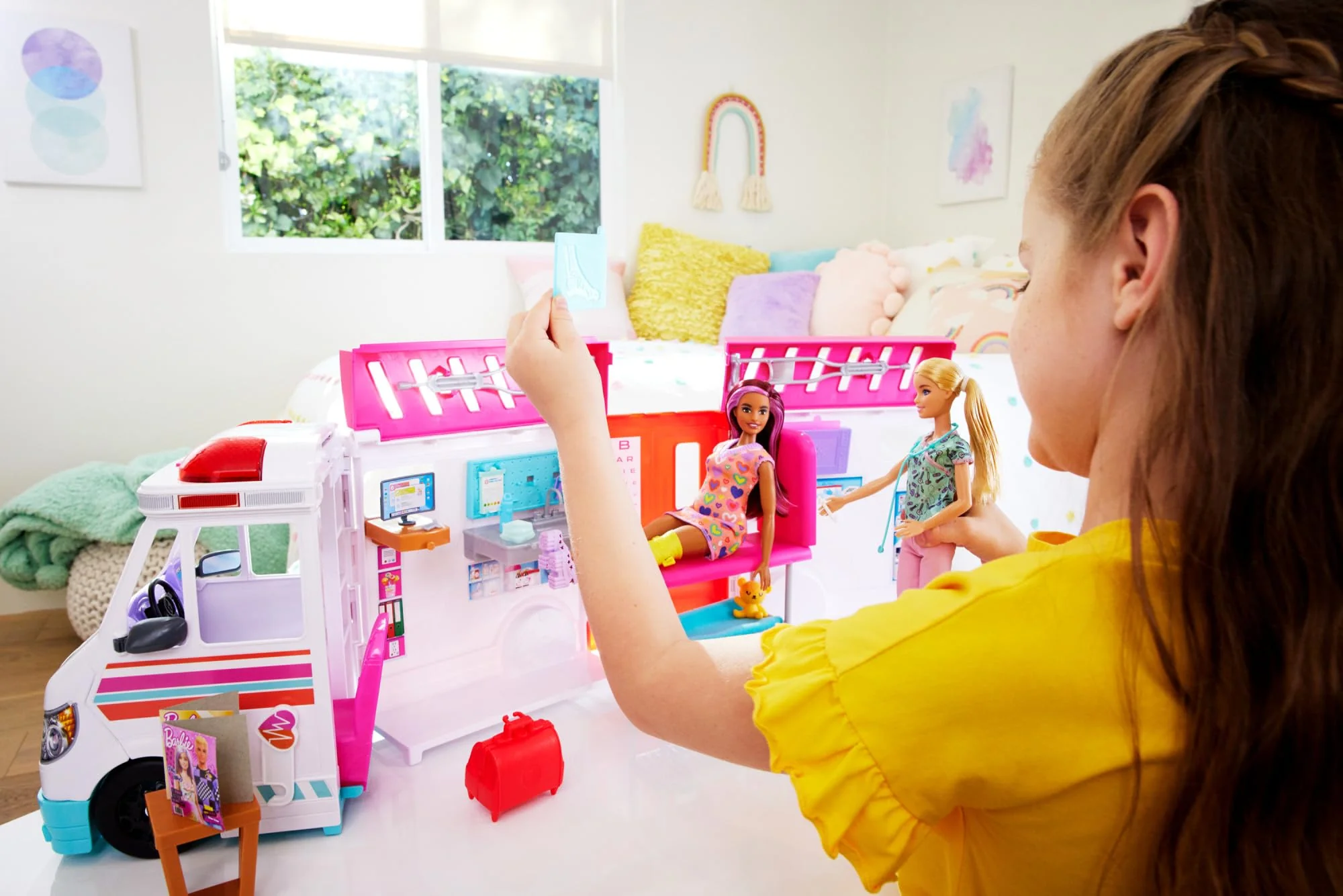 Barbie 2-in-1-Krankenwagen Spielset, Rettungswagen mit Lichtern und Geräuschen, umwandelbar in Pflegeklinik, 20 Puppenzubehör, Spielzeug ab 3 Jahren, HKT79 - Image 7