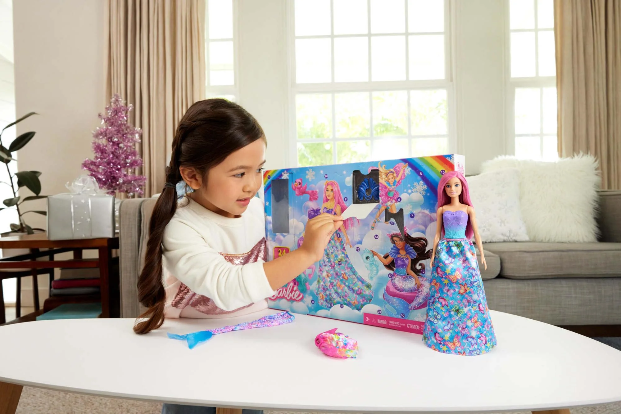 Barbie-Adventskalender mit Puppe und 24 Überraschungs-Accessoires mit Einhorn und 3 Tieren, die Modepuppe mit rosa Haaren kann in eine Meerjungfrau, Fee und mehr verwandelt Werden, HRG90 - Image 6