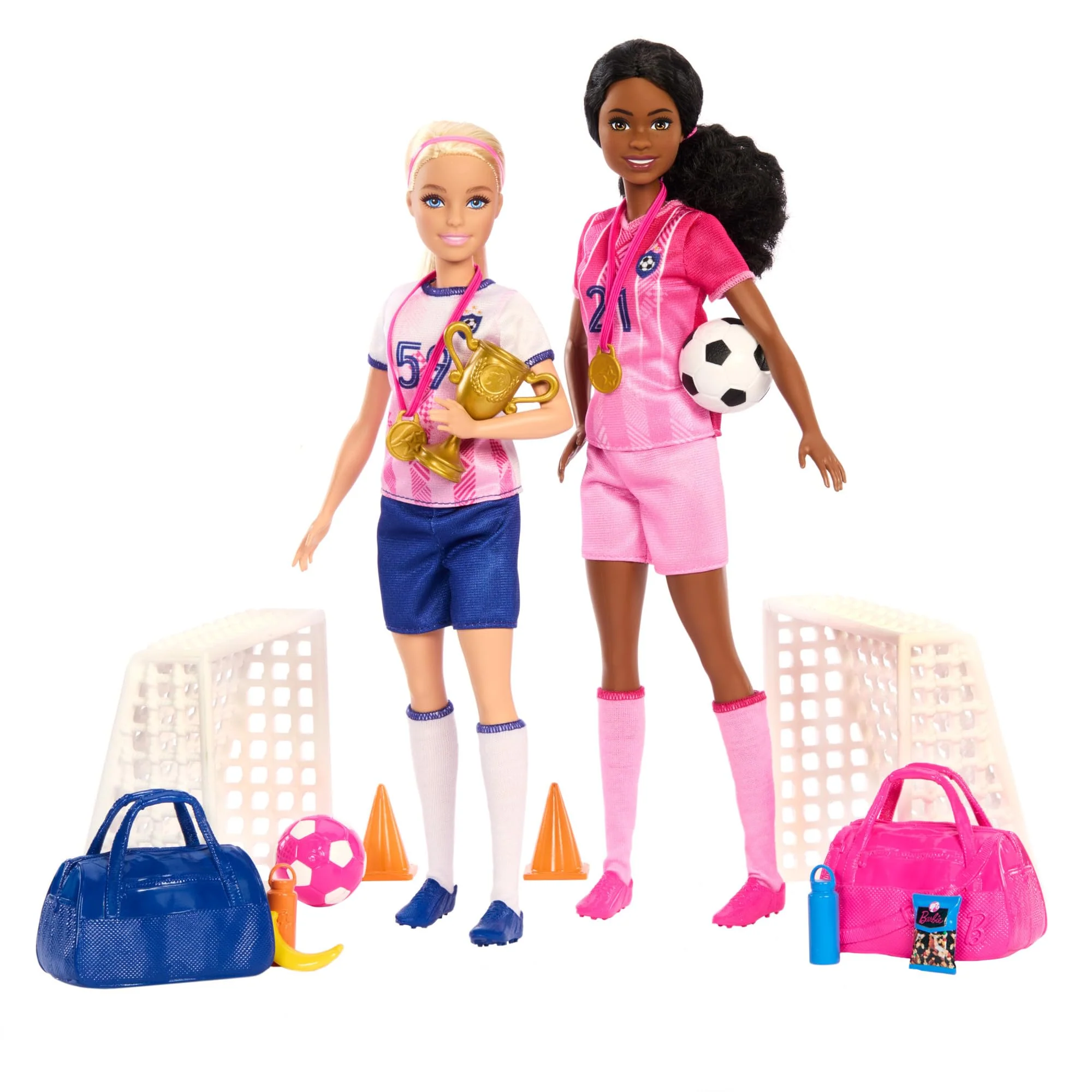 BARBIE Fußballspielset - 2 Puppen und 15 Zubehörteile für Spielspaß, 2 Tore, 2 Kegel, 2 Fußbälle, Snacks, Wasserflaschen, Medaillen, Trophäe, Sporttaschen, für Kinder ab 3 Jahren, HRG88