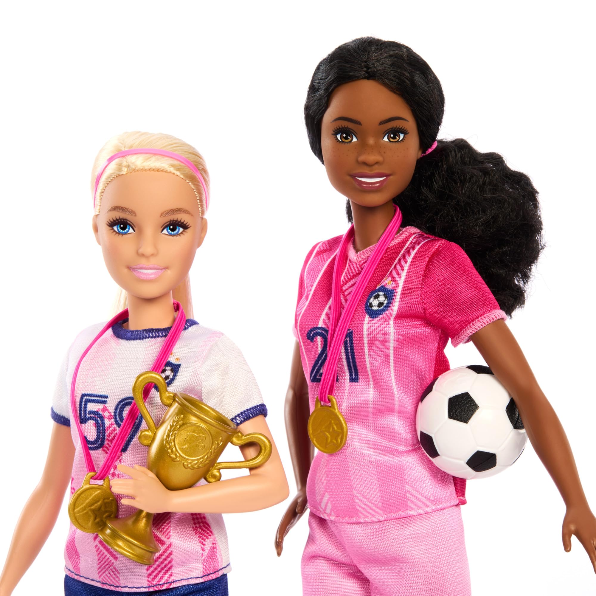 BARBIE Fußballspielset - 2 Puppen und 15 Zubehörteile für Spielspaß, 2 Tore, 2 Kegel, 2 Fußbälle, Snacks, Wasserflaschen, Medaillen, Trophäe, Sporttaschen, für Kinder ab 3 Jahren, HRG88 - Image 5