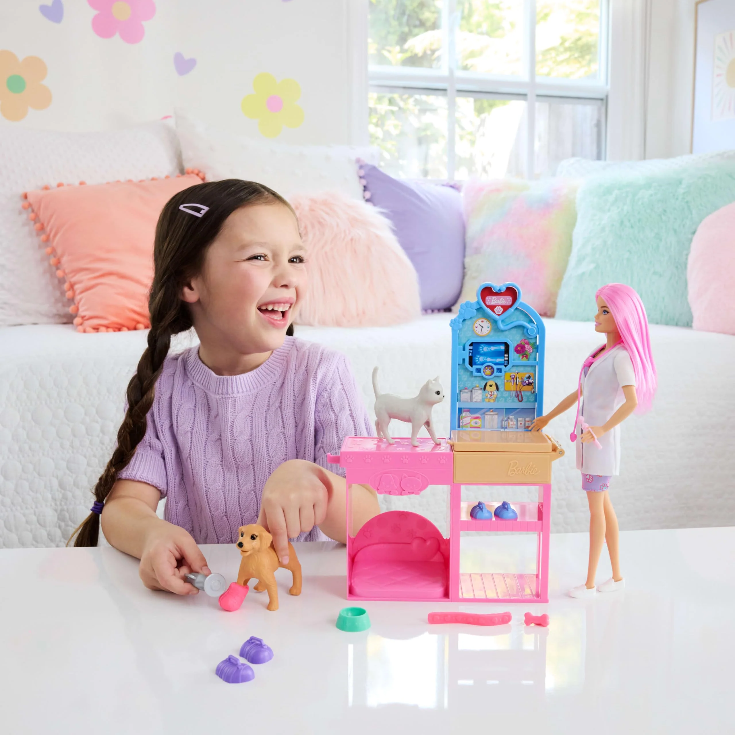 Barbie Gute Besserung“ Tierkrankenstation-Spielset aus Modepuppe mit rosa gefärbten Haaren, Tierarzt-Möbeln und mehr als 10 Zubehörteilen, einschließlich Förmchen und Knete zum Bandagieren, JFX93 - Image 6