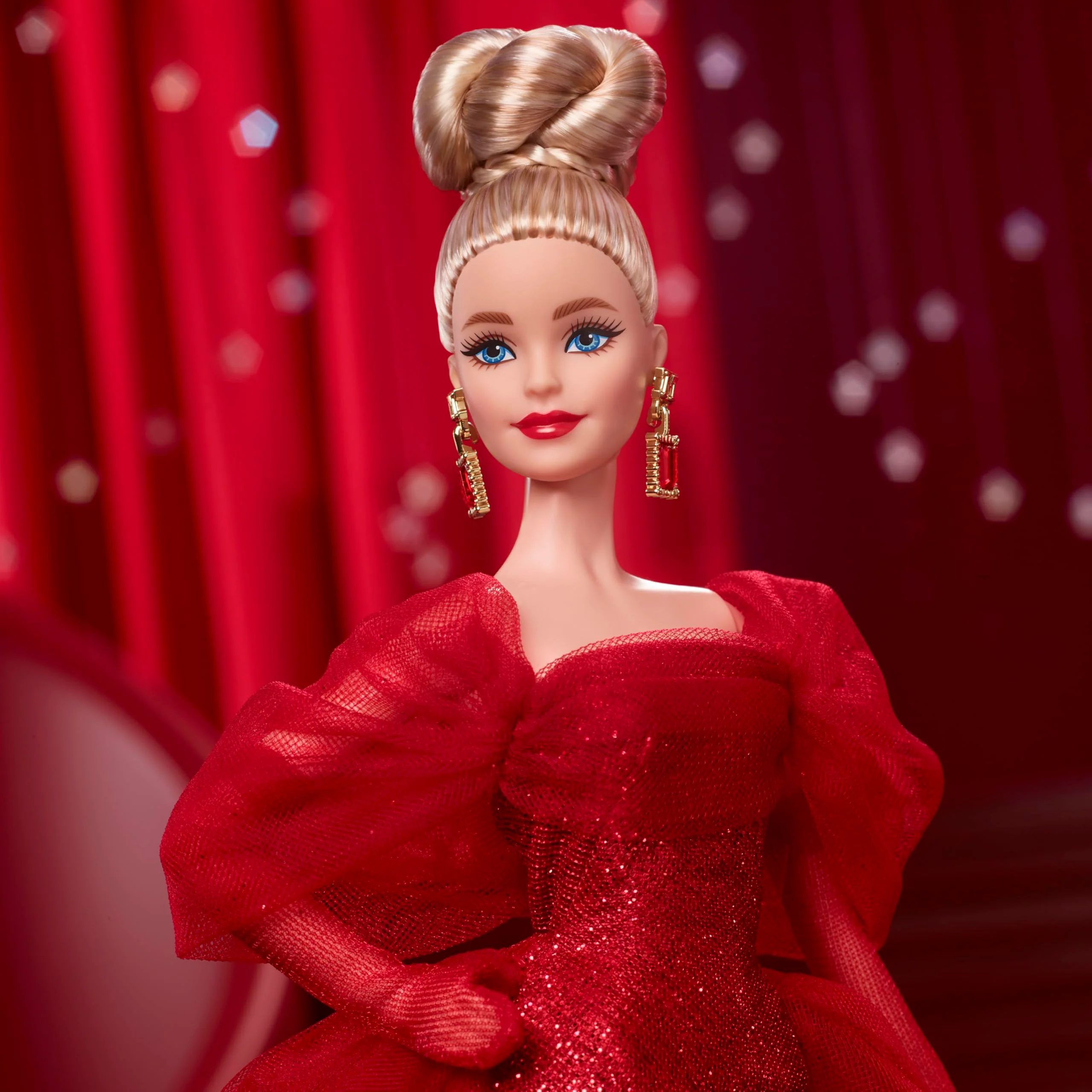 Barbie Signature Puppe, Sammelfigur zum 80. Jubiläum von Mattel in glitzerndem rotem Tüllkleid mit tropfenförmigen Ohrringen und hauchzarten Handschuhen, Blondes Haar, JBJ17 - Image 6