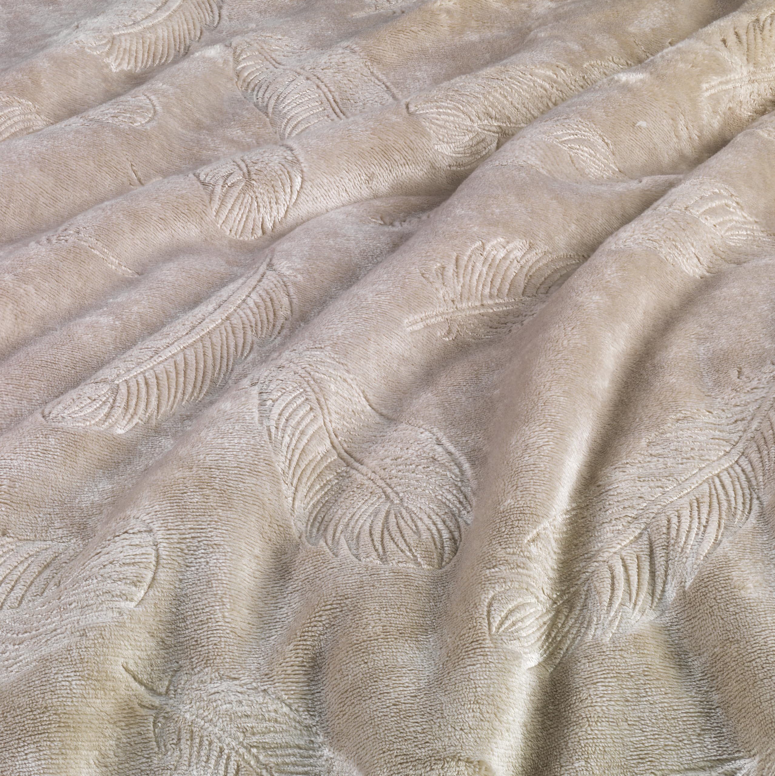 BaSaTex Winter Plüsch Bettwäsche Cashmere Touch im Prägedruck | flauschig und warm | 135x200 cm Deckenbezug + 80x80 cm Kissenbezug | 2 teiliges Set | Design Federn Taupe - Image 4