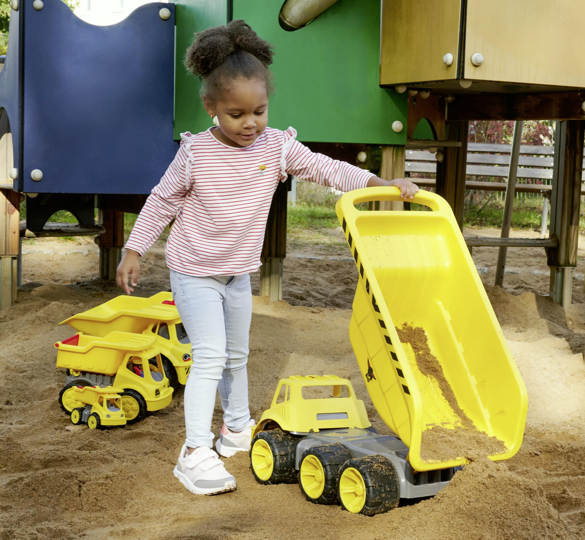 BIG Power Worker Mega Kipper (65 cm) - XXL Kipplaster mit großer Kippmulde (Platz für 12,8 l Ladung) und 6 Reifen für drinnen & draußen, Baustellenfahrzeug für Kinder ab 2 Jahre, gelb - Image 7