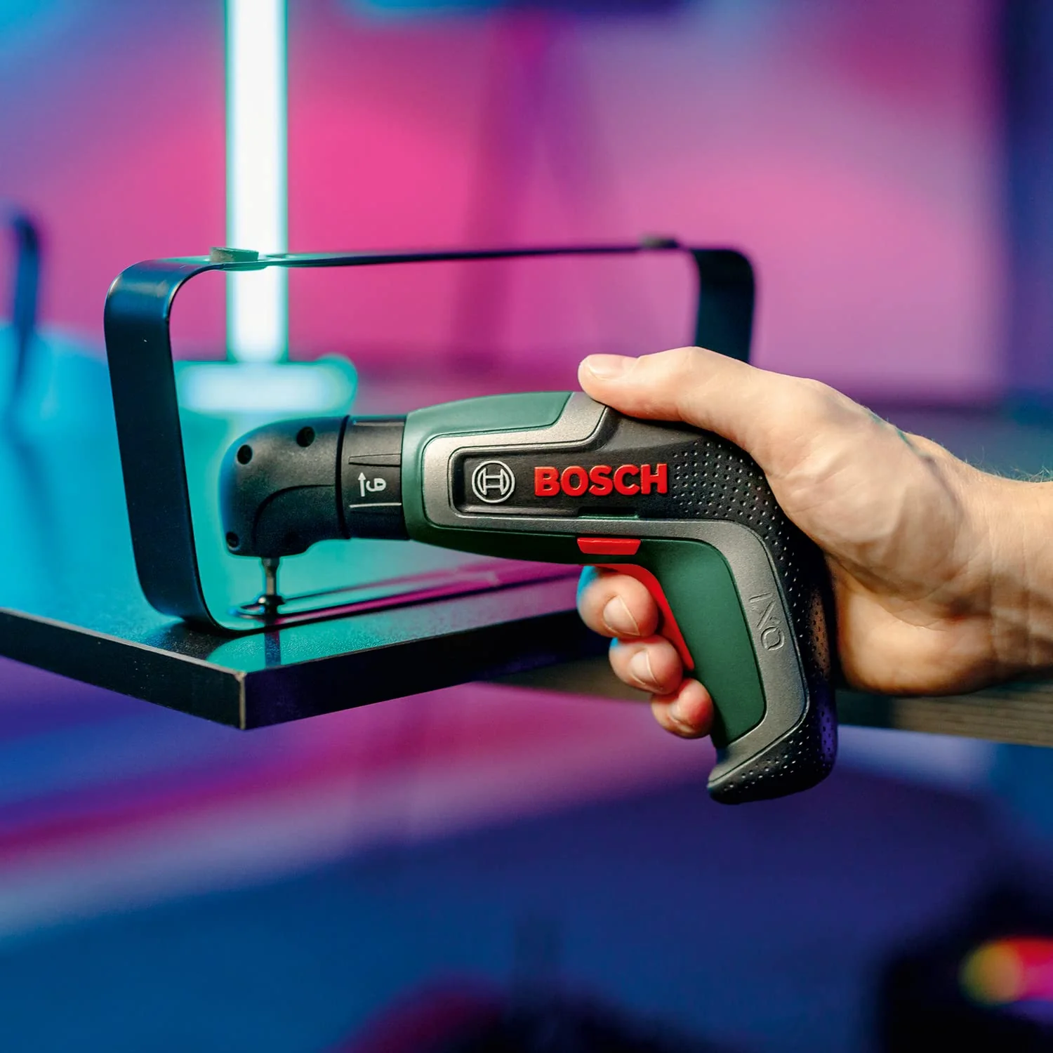 Bosch Akkuschrauber IXO (7. Generation; 3,6V; 2,0Ah; 5,5Nm; mit Mikro-USB-Kabel; Inklusive Winkel-Aufsatz; schraubt bis zu 190 Schrauben; im Karton) – Amazon Edition - Image 3