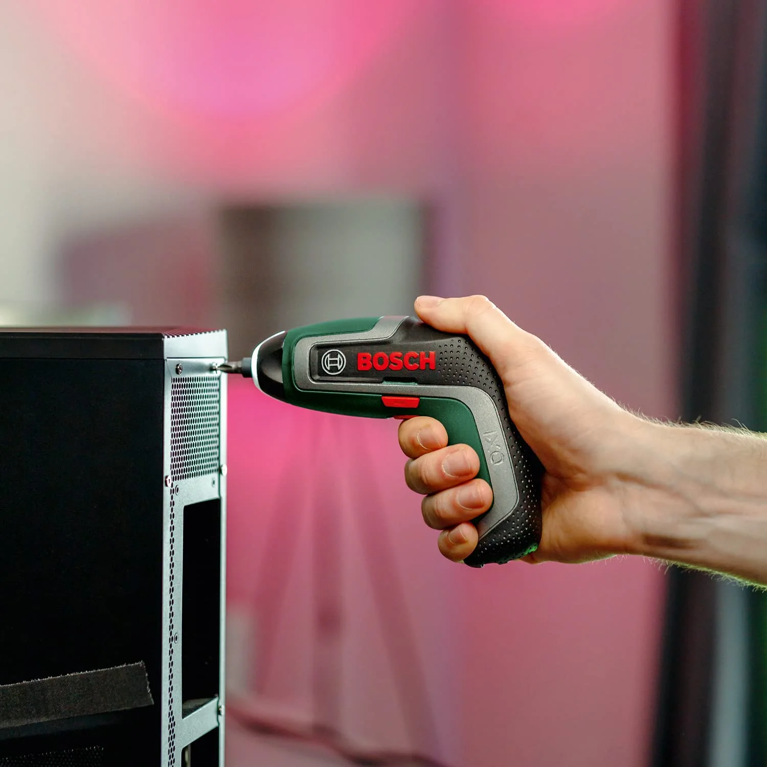 Bosch Akkuschrauber IXO (7. Generation; 3,6V; 2,0Ah; 5,5Nm; mit Mikro-USB-Kabel; Inklusive Winkel-Aufsatz; schraubt bis zu 190 Schrauben; im Karton) – Amazon Edition - Image 5