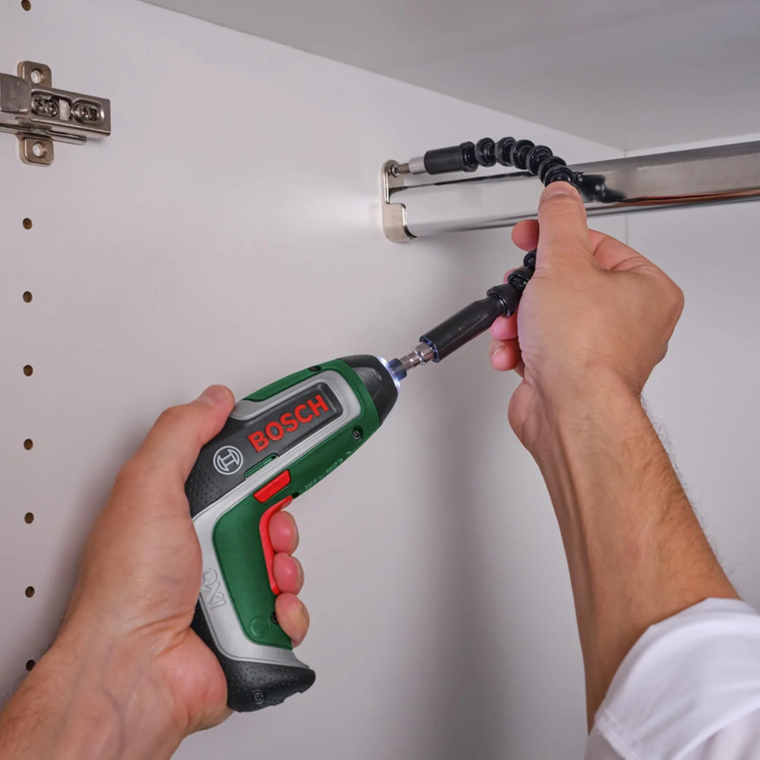 Bosch Kompakter Akku-Schrauber IXO, Flexi-Set (für flexibles Schrauben; 7. Generation; 3,6 V; 2,0 Ah; mit flexibler Erweiterung und Micro-USB-Kabel; Biegung bis 180°; 10 x Bit) - Image 2