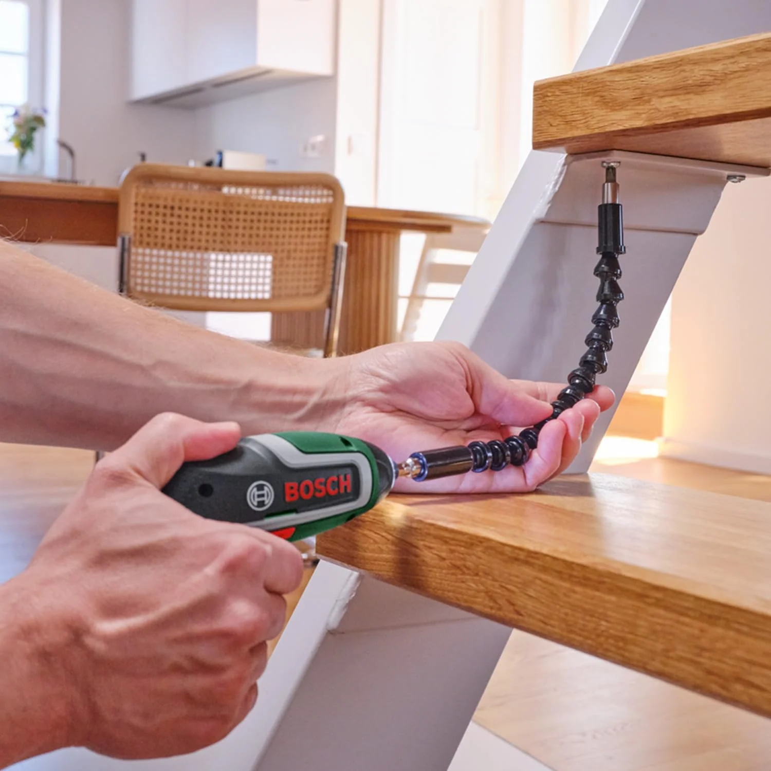 Bosch Kompakter Akku-Schrauber IXO, Flexi-Set (für flexibles Schrauben; 7. Generation; 3,6 V; 2,0 Ah; mit flexibler Erweiterung und Micro-USB-Kabel; Biegung bis 180°; 10 x Bit) - Image 5
