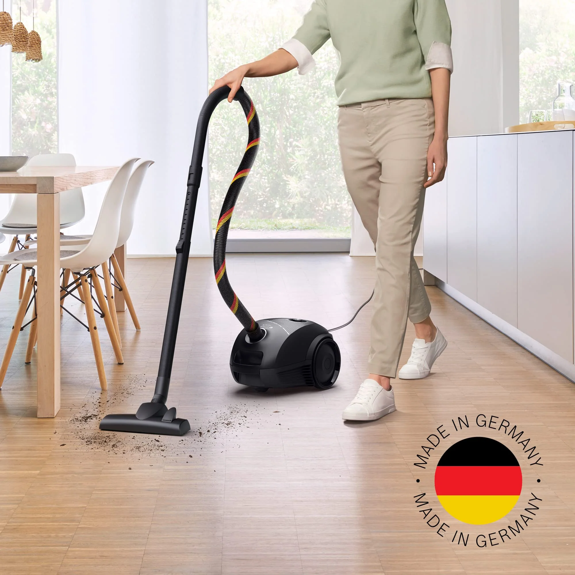 Bosch Staubsauger mit Beutel Serie 2 BGDS2CHAMP, Bodenstaubsauger, nachhaltig, aus Recyclingmaterial, Hygiene-Filter, 10 Jahre Motorgarantie, kompakt, leistungsstark, Made in Germany, 600 W, schwarz - Image 3