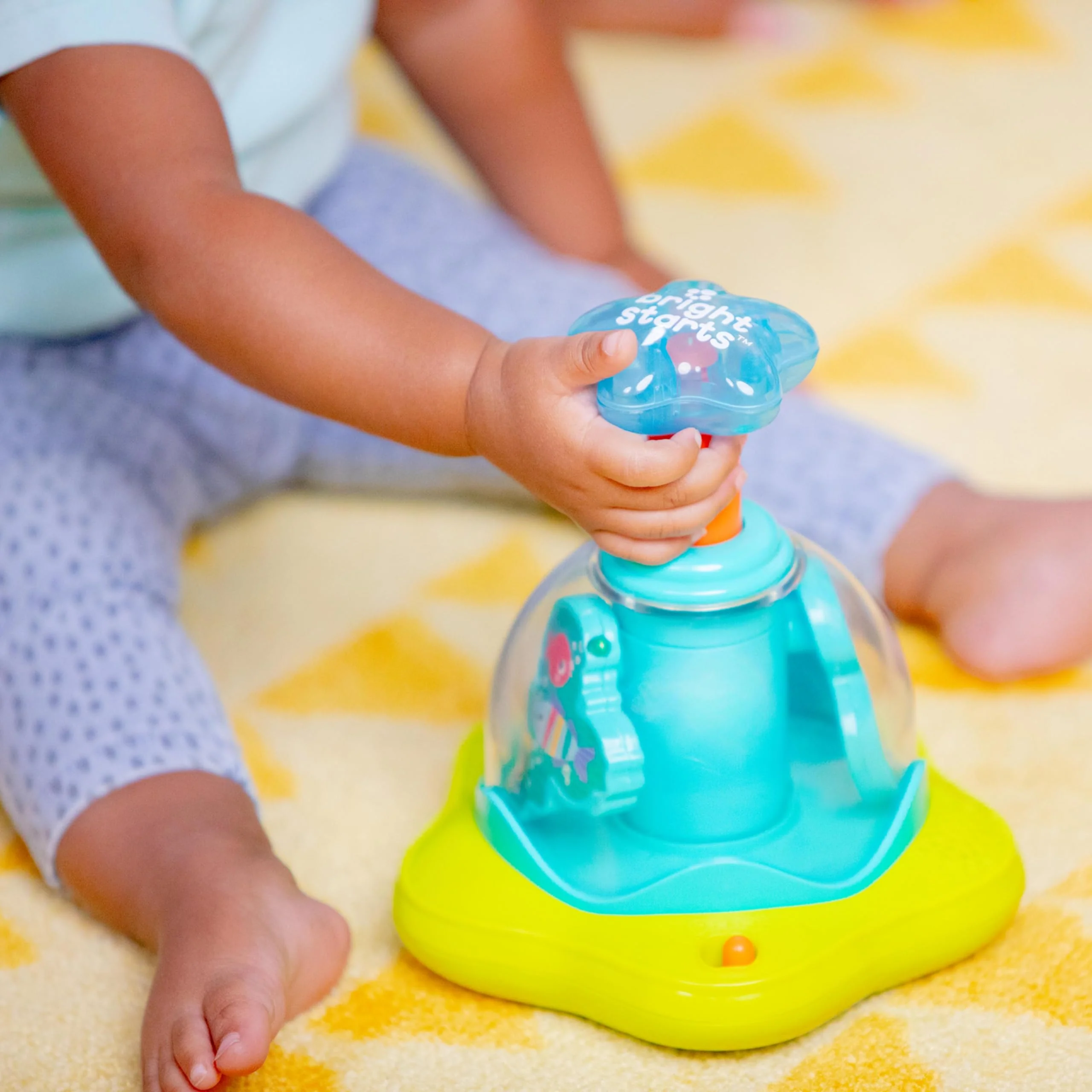 Bright Starts, 10042 Press & Glow Spinner, Musikspielzeug Kreisel mit blinkenden Lichtern und Melodien, fördert die Motorik und das Verstehen von Ursache und Wirkung, 19.05 x 17.78 x 21.59 cm - Image 7