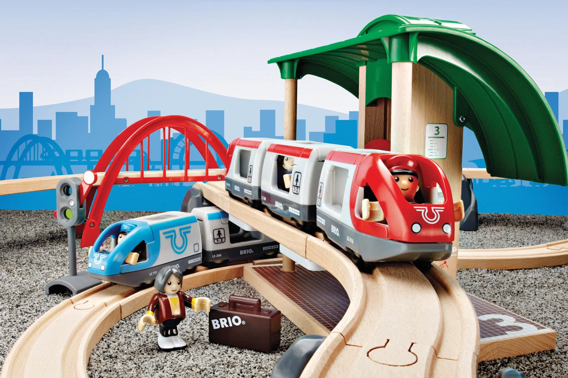 BRIO World 33512 Großes BRIO Bahn Reisezug Set - Eisenbahn mit Bahnhof, Schienen und Figuren - Kleinkinderspielzeug empfohlen ab 3 Jahren - Image 2
