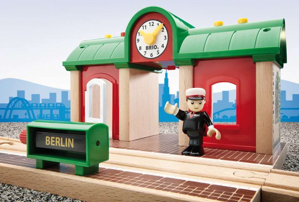 BRIO World 33578 Sprechender Bahnhof Eisenbahn Zubehör mit Aufnahmefunktion - Kleinkinderspielzeug empfohlen ab 3 Jahren - Image 7