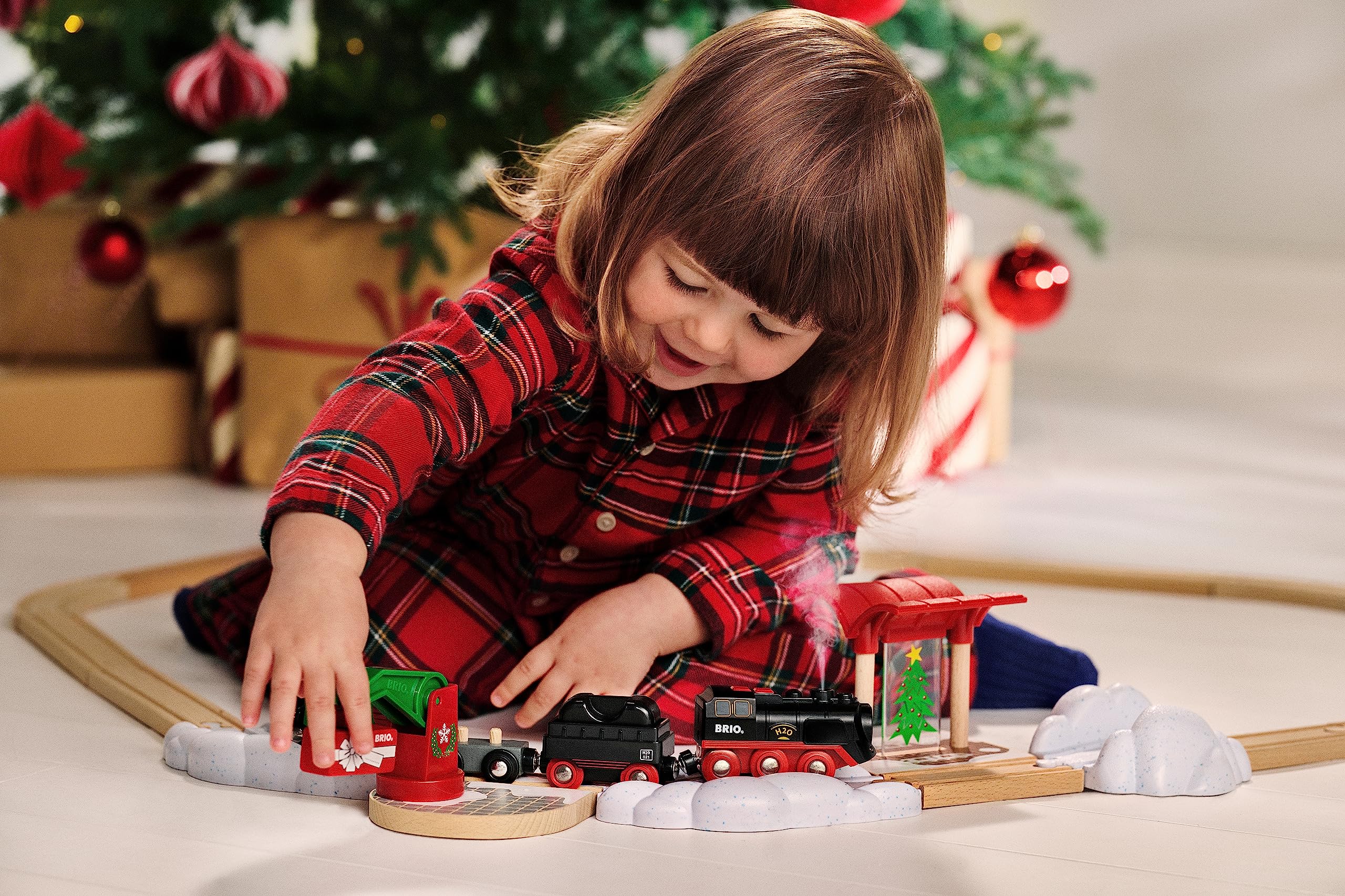 BRIO World 36014 Batterie-Dampflok Weihnachts-Set - Aus dem Schornstein der Lokomotive strömt kalter Wasserdampf - Großes Schienenlayout für eine Rundtour um den Weihnachtsbaum, empfohlen ab 3 Jahren - Image 10