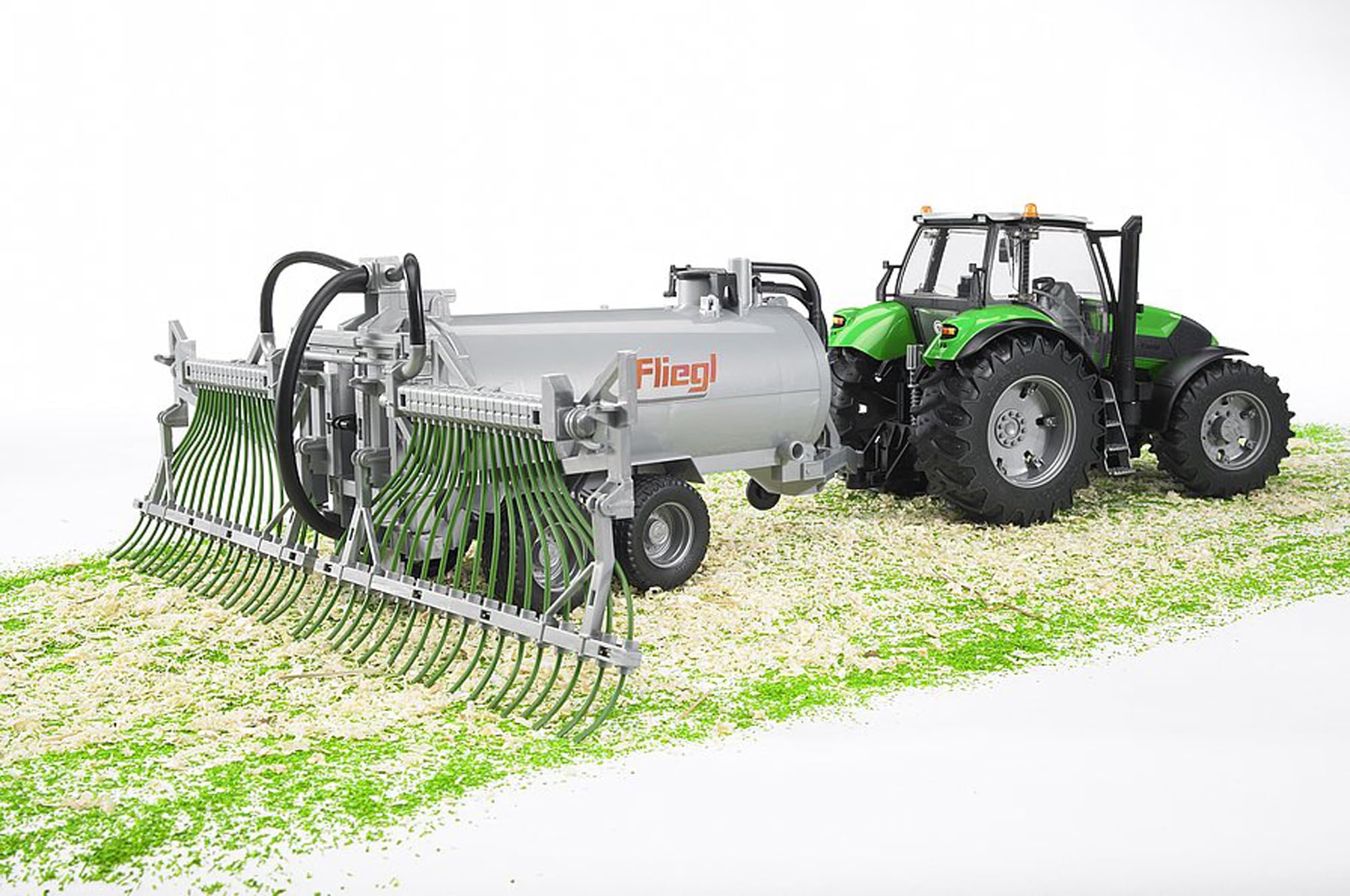 bruder 02020 - Fliegl Fassanhänger mit Schleppschlauchverteiler - 1:16 Güllefass, Güllewagen, Odelfass, Wasserfass, Bauernhof, Landwirtschaft, Anhänger, Traktor Zubehör - Image 5