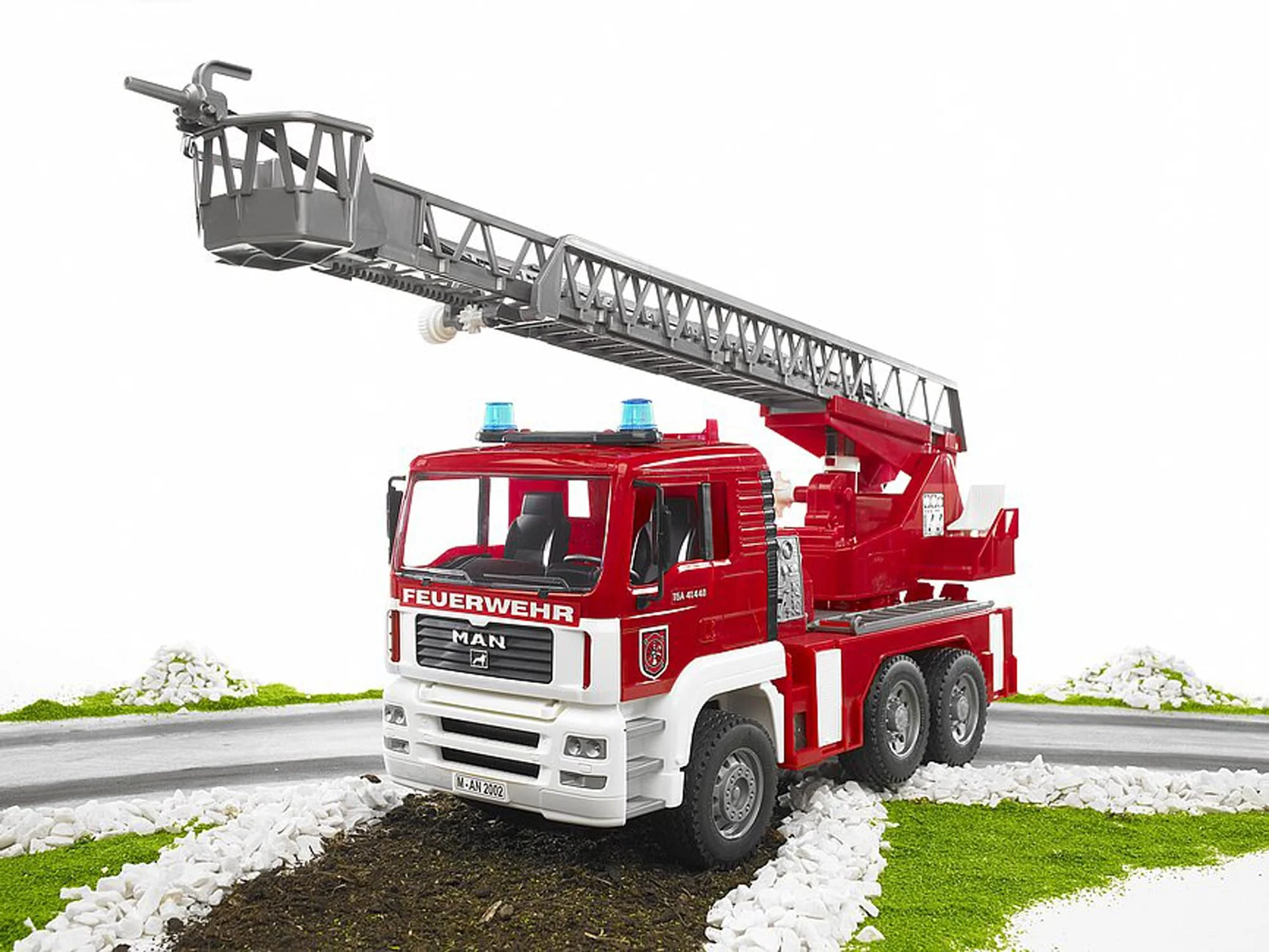 bruder 02771 - Man TGA Feuerwehr mit Drehleiter, Wasserpumpe & Light & Sound Modul - 1:16 Einsatzfahrzeug, Feuerwehrauto, Notruf, Löschfahrzeug, Spielzeug - Image 3