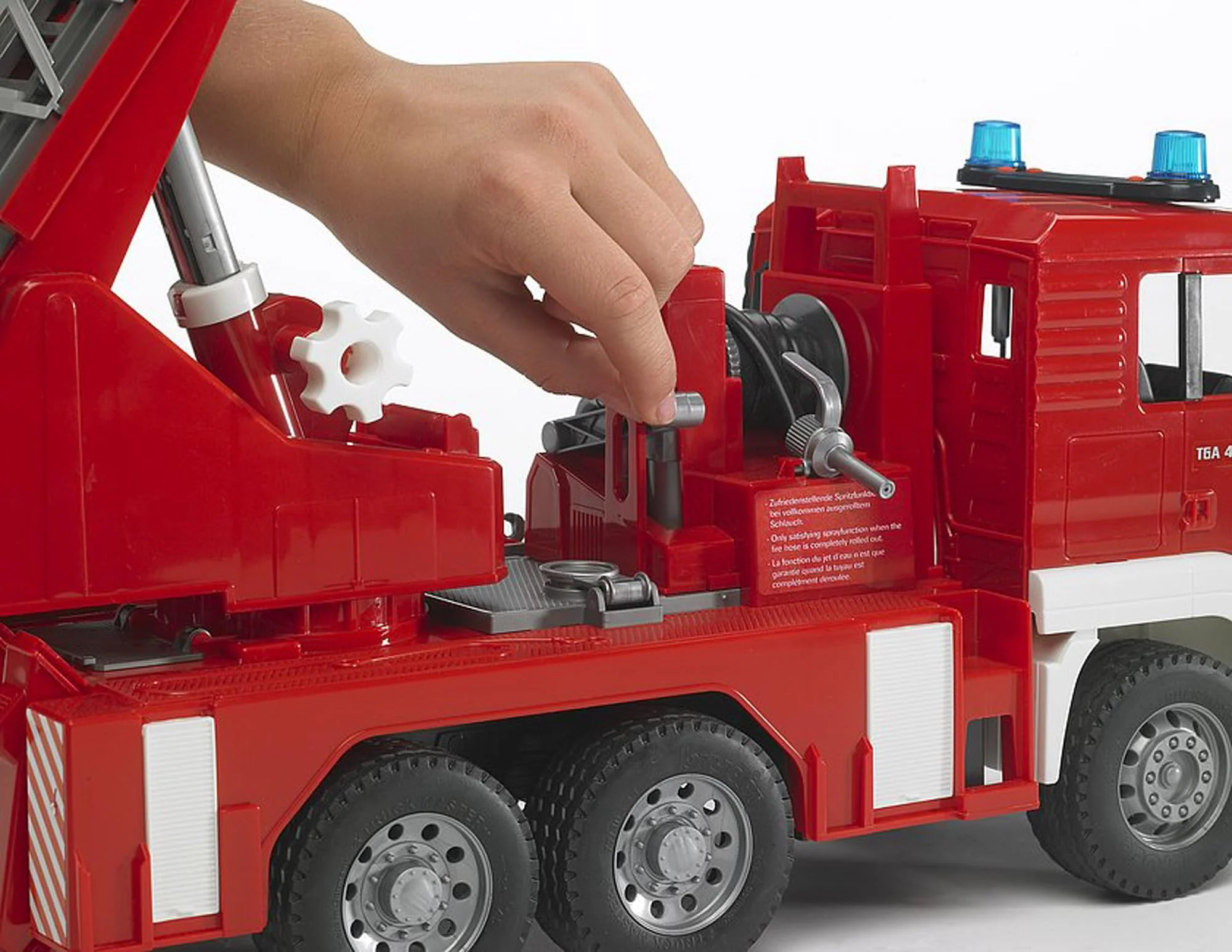 bruder 02771 - Man TGA Feuerwehr mit Drehleiter, Wasserpumpe & Light & Sound Modul - 1:16 Einsatzfahrzeug, Feuerwehrauto, Notruf, Löschfahrzeug, Spielzeug - Image 5