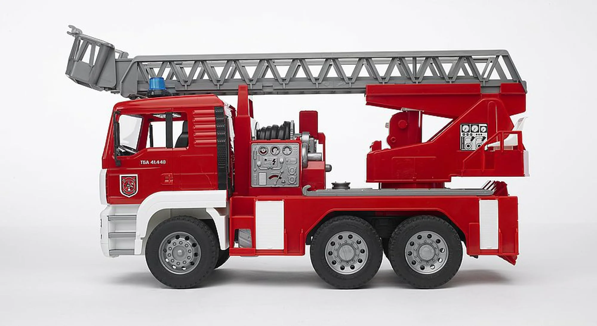 bruder 02771 - Man TGA Feuerwehr mit Drehleiter, Wasserpumpe & Light & Sound Modul - 1:16 Einsatzfahrzeug, Feuerwehrauto, Notruf, Löschfahrzeug, Spielzeug - Image 7