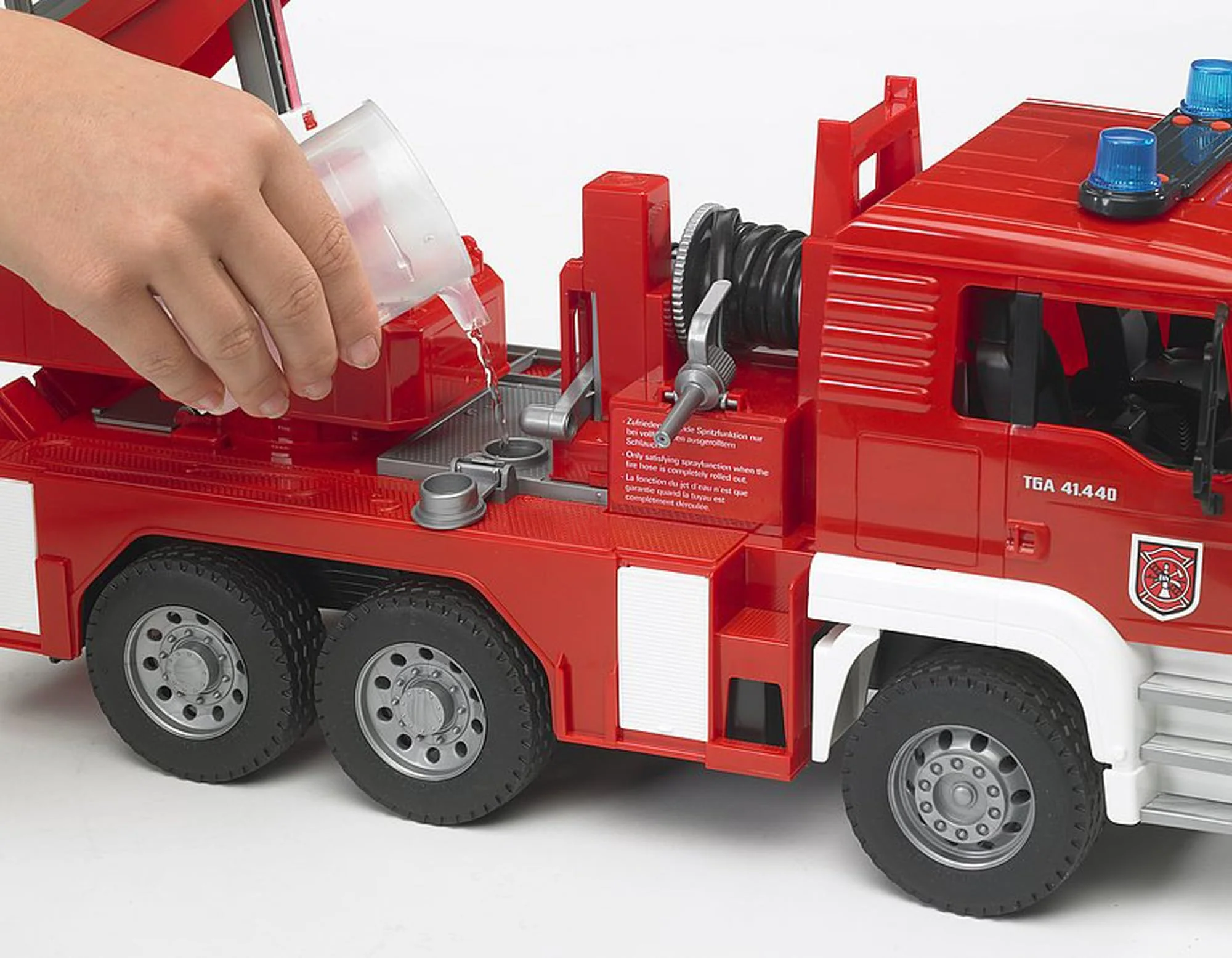 bruder 02771 - Man TGA Feuerwehr mit Drehleiter, Wasserpumpe & Light & Sound Modul - 1:16 Einsatzfahrzeug, Feuerwehrauto, Notruf, Löschfahrzeug, Spielzeug - Image 8