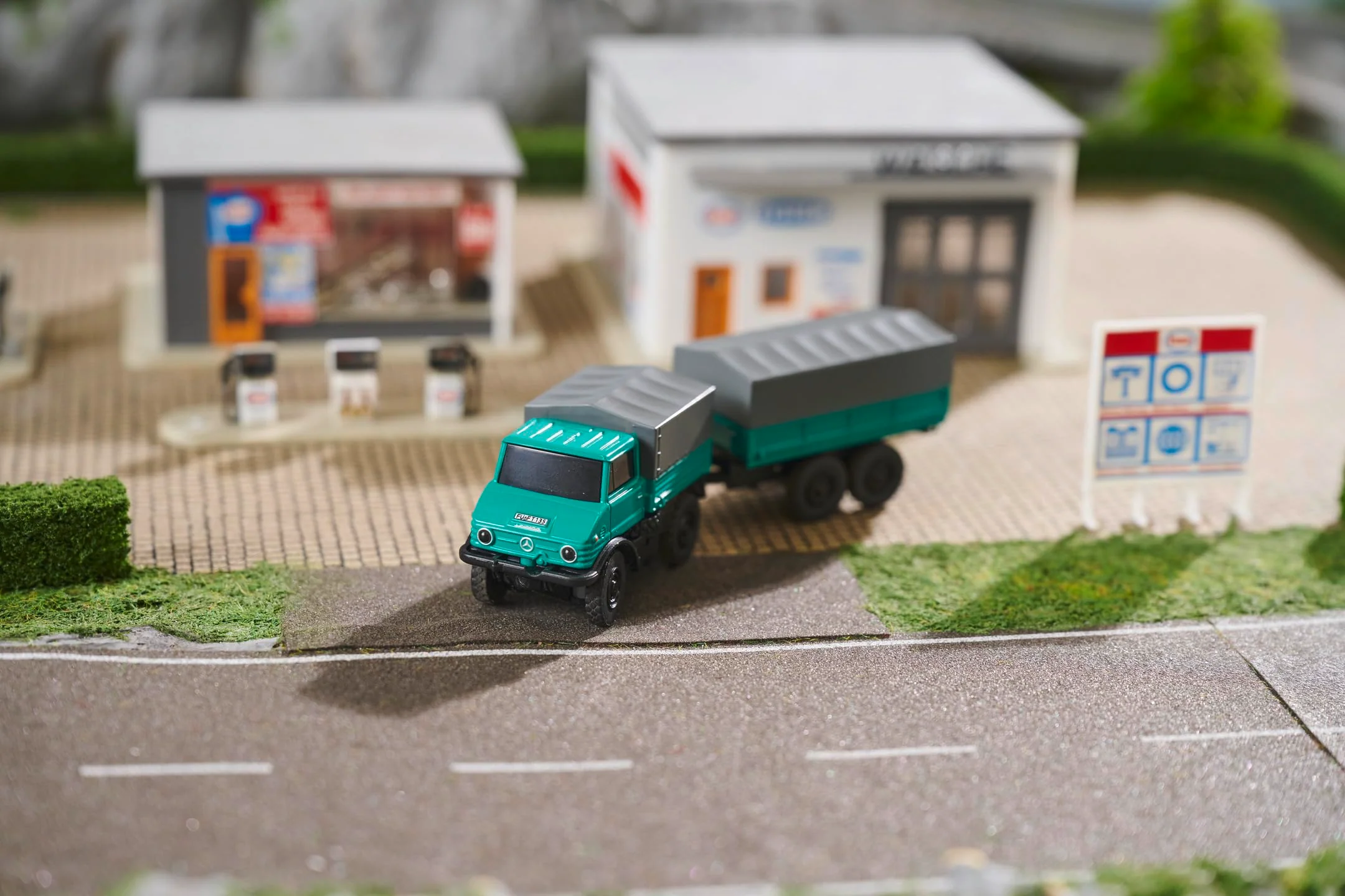 Carson 500504165 1:87 MB Unimog Forst mit Hänger 2.4GHz 100% RTR - Fahrfertiges Modell, RC Auto, H0 Auto,RC Modell,Diorama Fahrzeug - Image 2