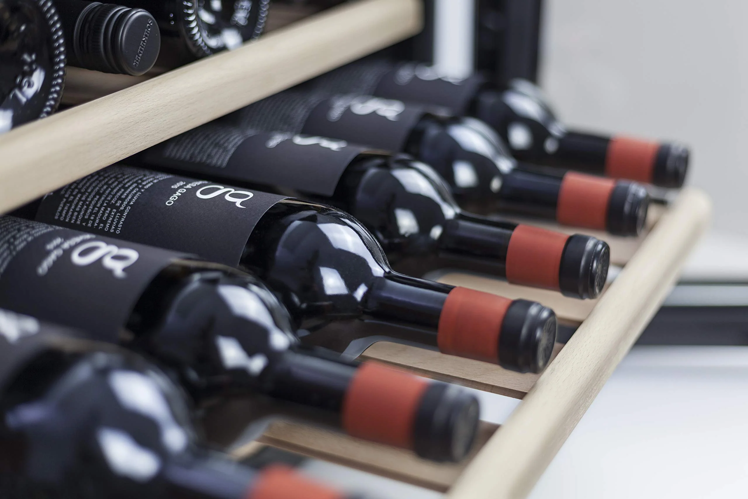 Caso Winesafe 18 EB Design Einbauweinkühlschrank für bis zu 18 Flaschen (bis zu 310 mm Höhe), eine Temperaturzone 5-20°C, Getränkekühlschrank, Energieklasse G, Schwarz (Griff Edelstahl) - Image 4