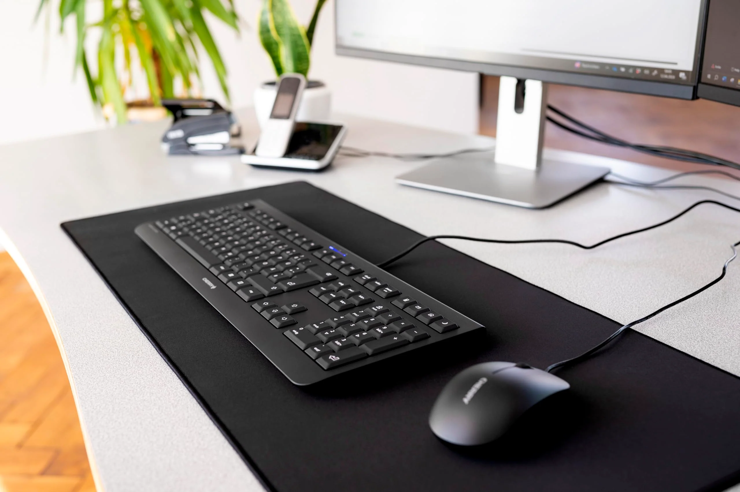 CHERRY DC 2000, Kabelgebundenes Tastatur-Maus-Set, UK-Layout (QWERTY), Plug & Play über je 1 USB-Anschluss, Flaches Design, Symmetrische Maus, Schwarz
