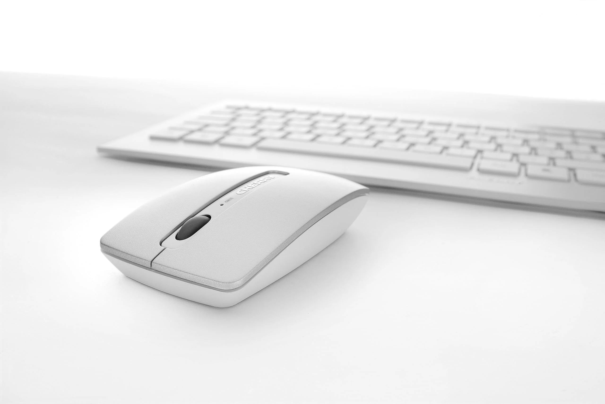 CHERRY DW 8000, kabelloses Tastatur- und Maus-Set, Schweizer Layout (QWERTZ), batteriebetrieben, ultraflache Tastatur, 3 Tasten-Maus mit Infrarotsensor, Weiß-Silber - Image 5