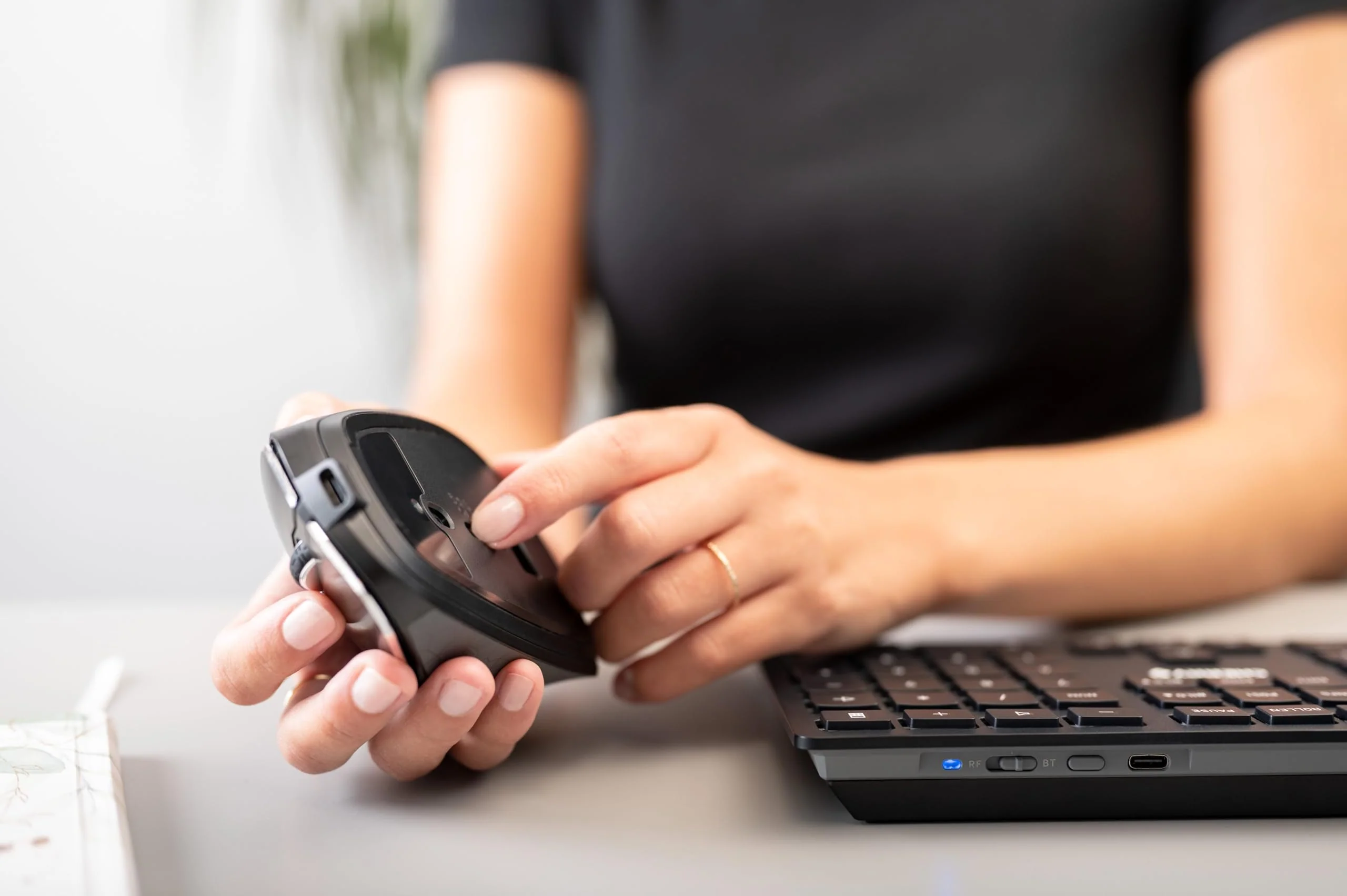 CHERRY DW 9500 SLIM, Kabelloses Tastatur- und Maus-Set, Deutsches Layout (QWERTZ), Bluetooth oder 2,4 GHz Funk, Ergonomische Rechtshändermaus, Schwarz-Grau - Image 10