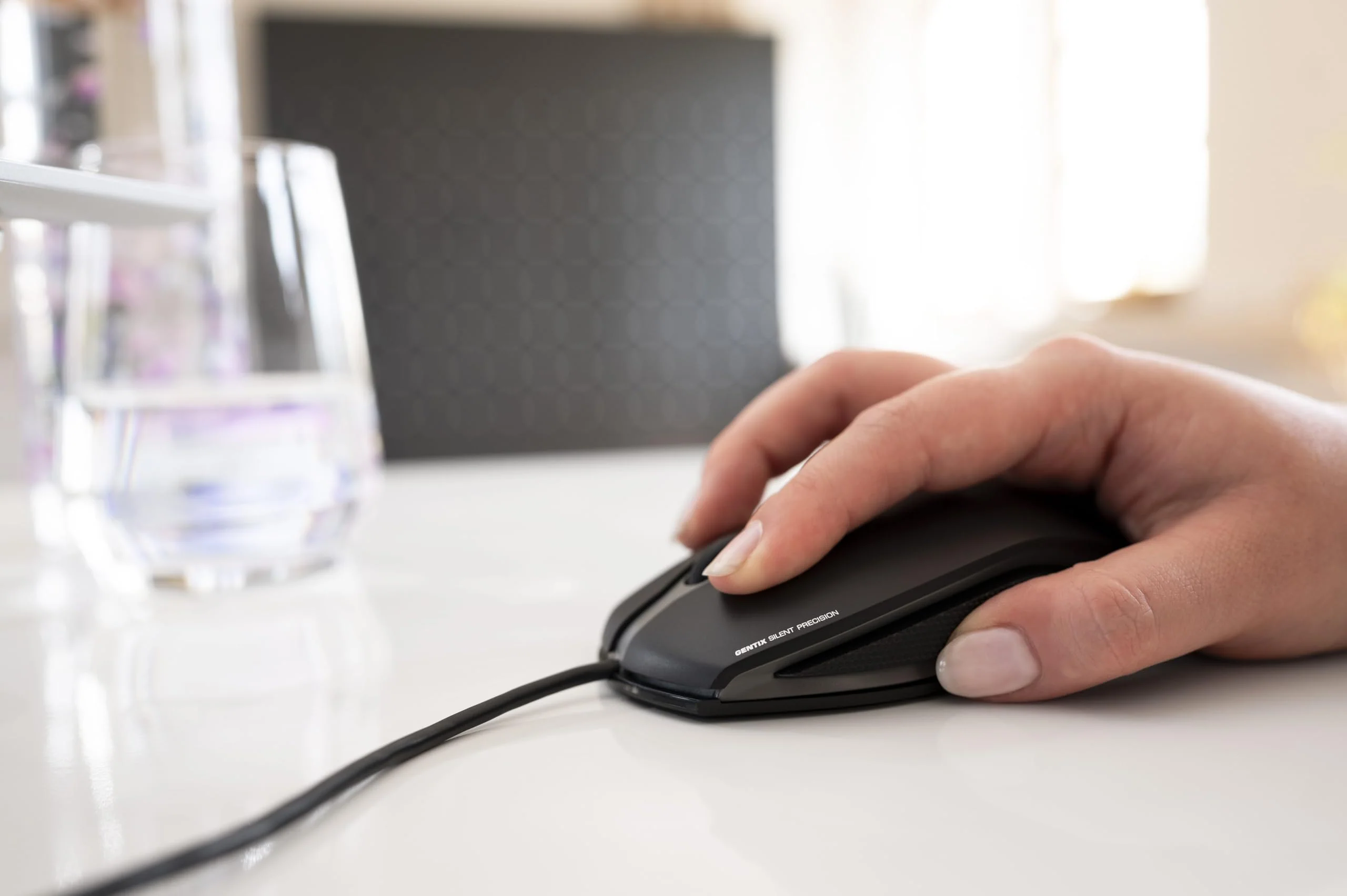 CHERRY GENTIX SILENT, Kabelgebundene Maus, Leise Tasten ohne Klickgeräusch, Optischer Sensor (1.000 dpi), Symmetrisches Design, Kabel 1,8 m, USB 2.0, Schwarz - Image 3