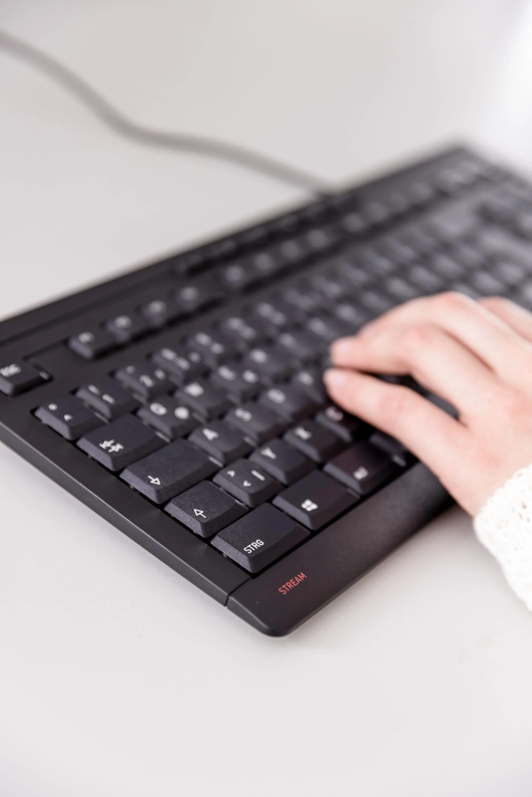 CHERRY STREAM KEYBOARD TKL, Kabelgebundene Tastatur ohne Nummernblock, Deutsches Layout (QWERTZ), Leiser Tastenanschlag, Einzigartiges Tippgefühl, Schwarz - Image 6