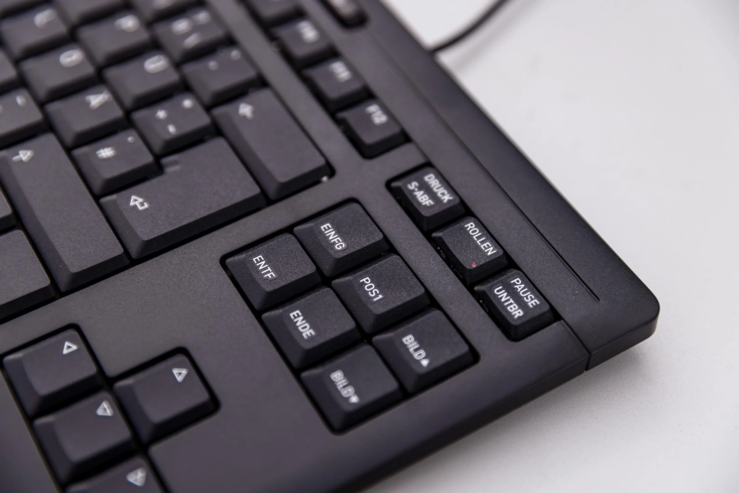 CHERRY STREAM KEYBOARD TKL, Kabelgebundene Tastatur ohne Nummernblock, Deutsches Layout (QWERTZ), Leiser Tastenanschlag, Einzigartiges Tippgefühl, Weiß-Grau - Image 2