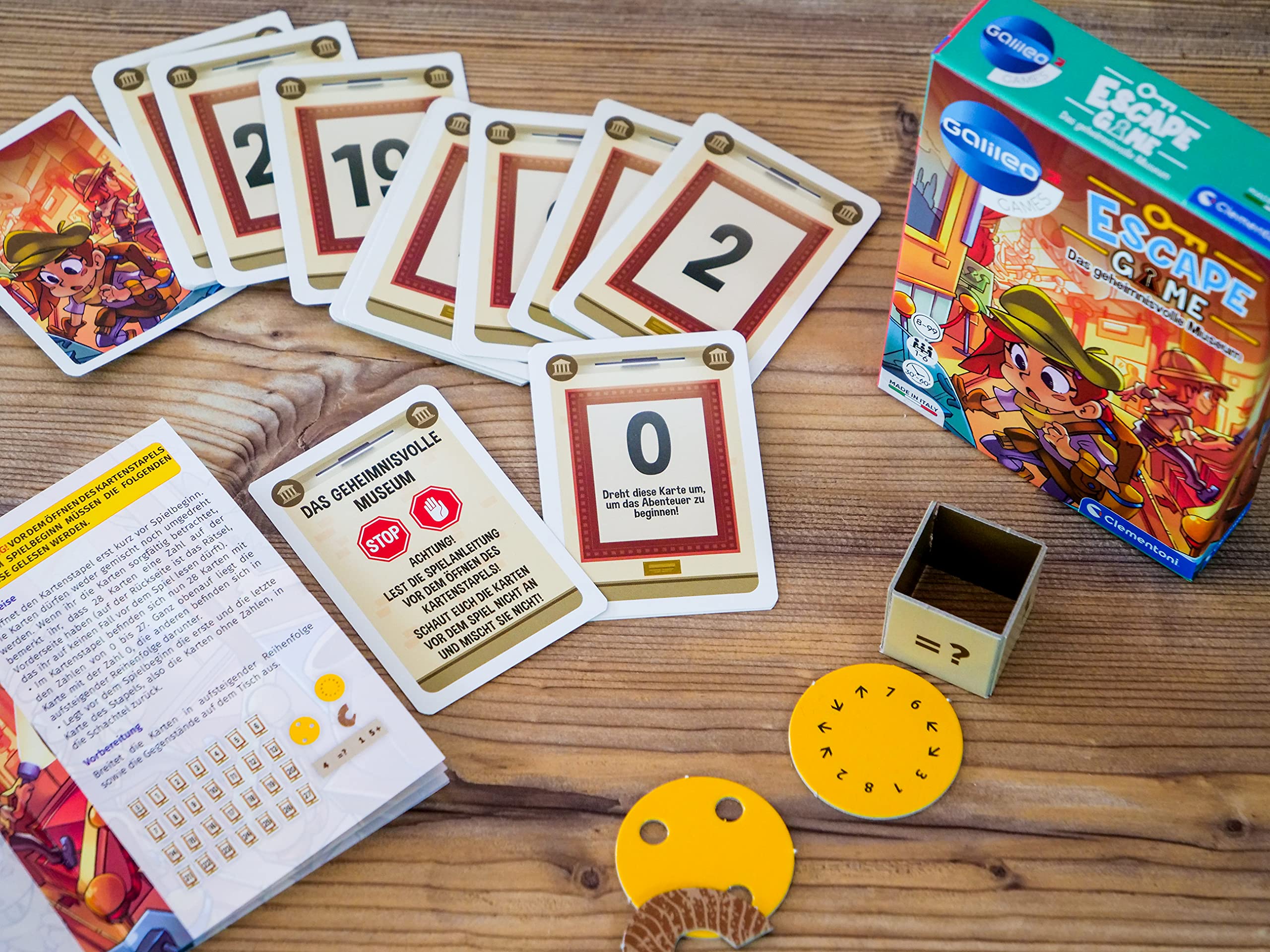 Clementoni Escape Game - Das geheimnisvolle Museum - Gesellschaftsspiel zum Knobeln & Rätseln inkl. Hinweiskarten und Requisiten - Familienspiel ab 8 Jahren 59227 - Image 6